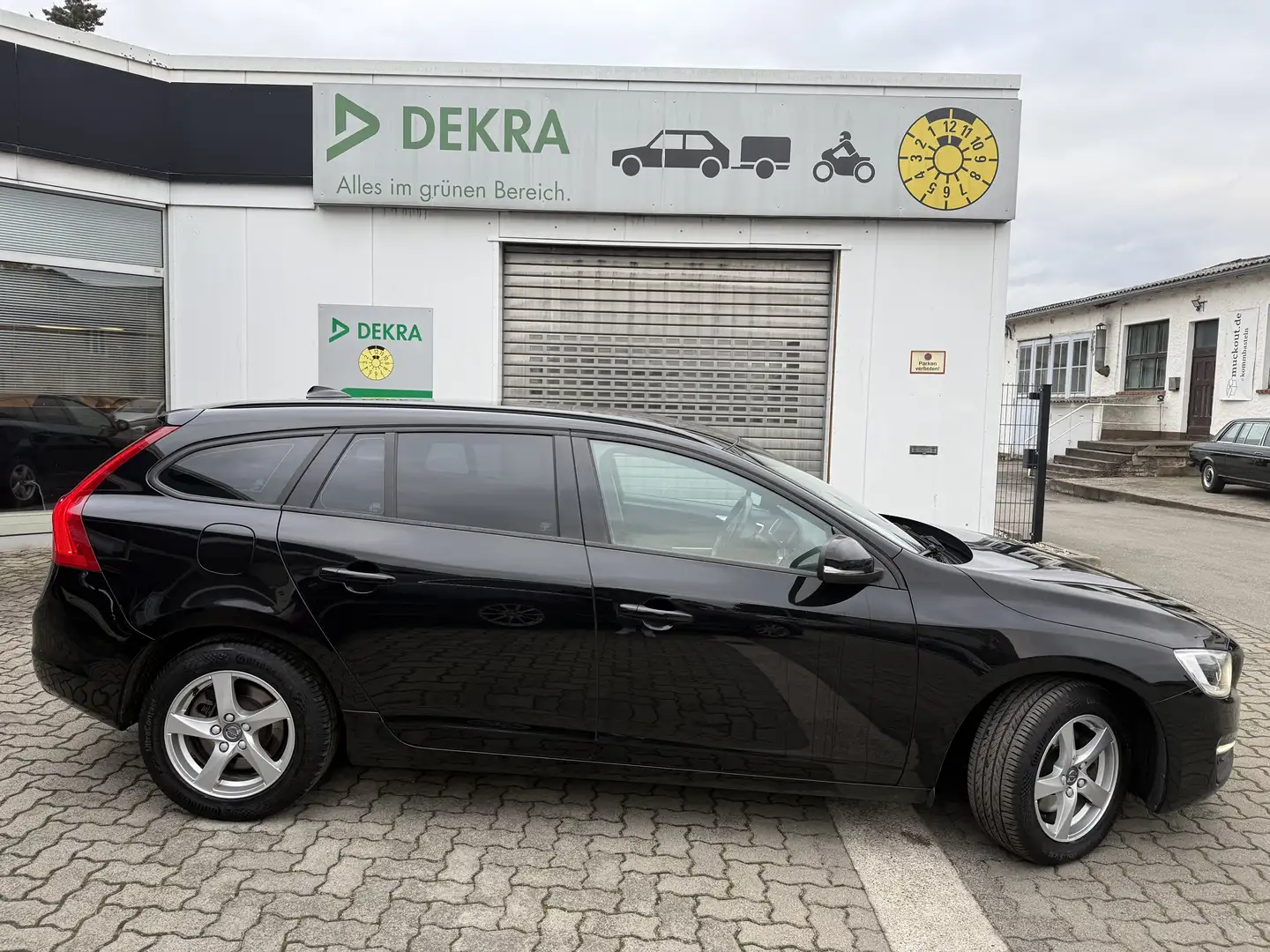 Volvo V60 Linje Business mit Klima/GSHD/PDC&Kamera/Met./ESP/ Zwart - 2