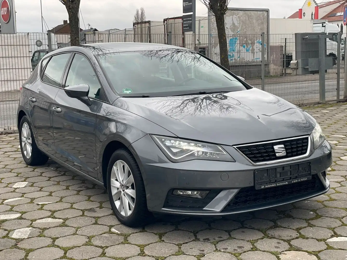 SEAT Leon 1.6TDi Style Automatik Kamera Navi LED Grau - 2