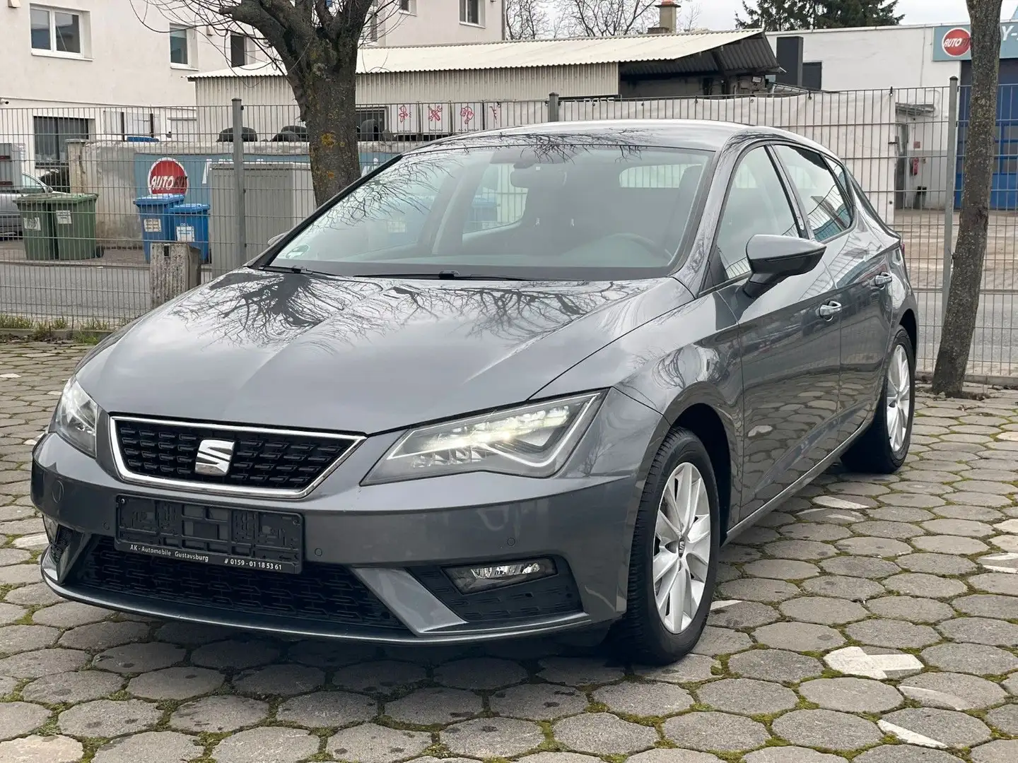 SEAT Leon 1.6TDi Style Automatik Kamera Navi LED Grau - 1