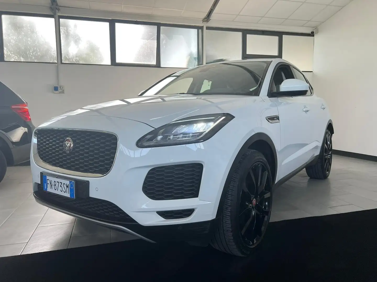 Jaguar E-Pace E-Pace 2.0d i4 R-Dynamic awd 150cv Bianco - 1