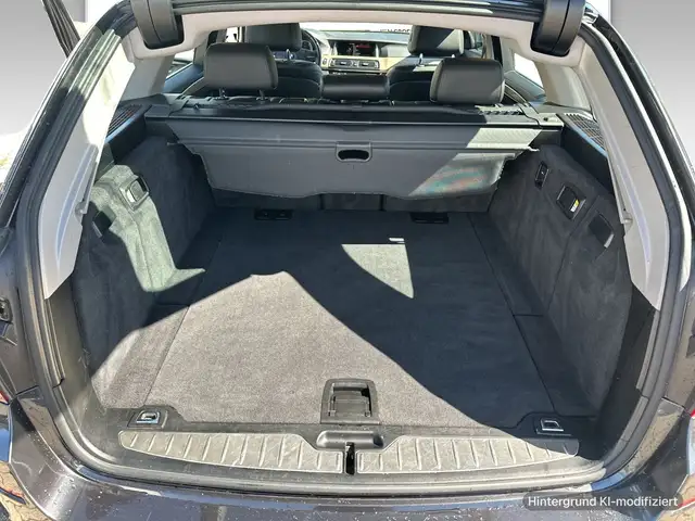 BMW 5 Series view 10
