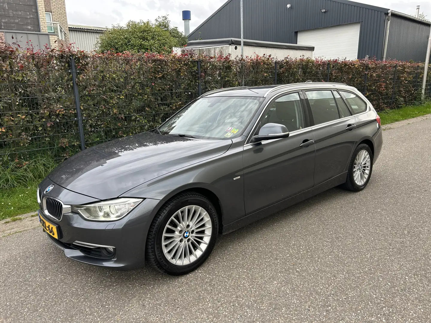BMW 320 3-serie Touring 320i Upgrade Edition / AUTOMAAT / Grijs - 2