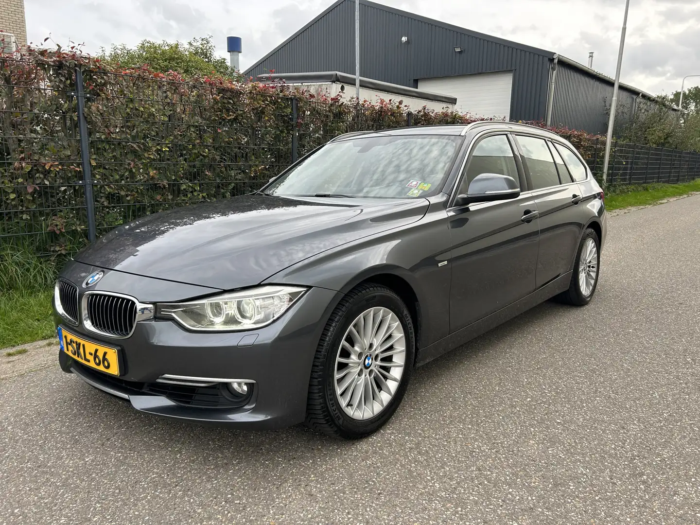BMW 320 3-serie Touring 320i Upgrade Edition / AUTOMAAT / Grijs - 1