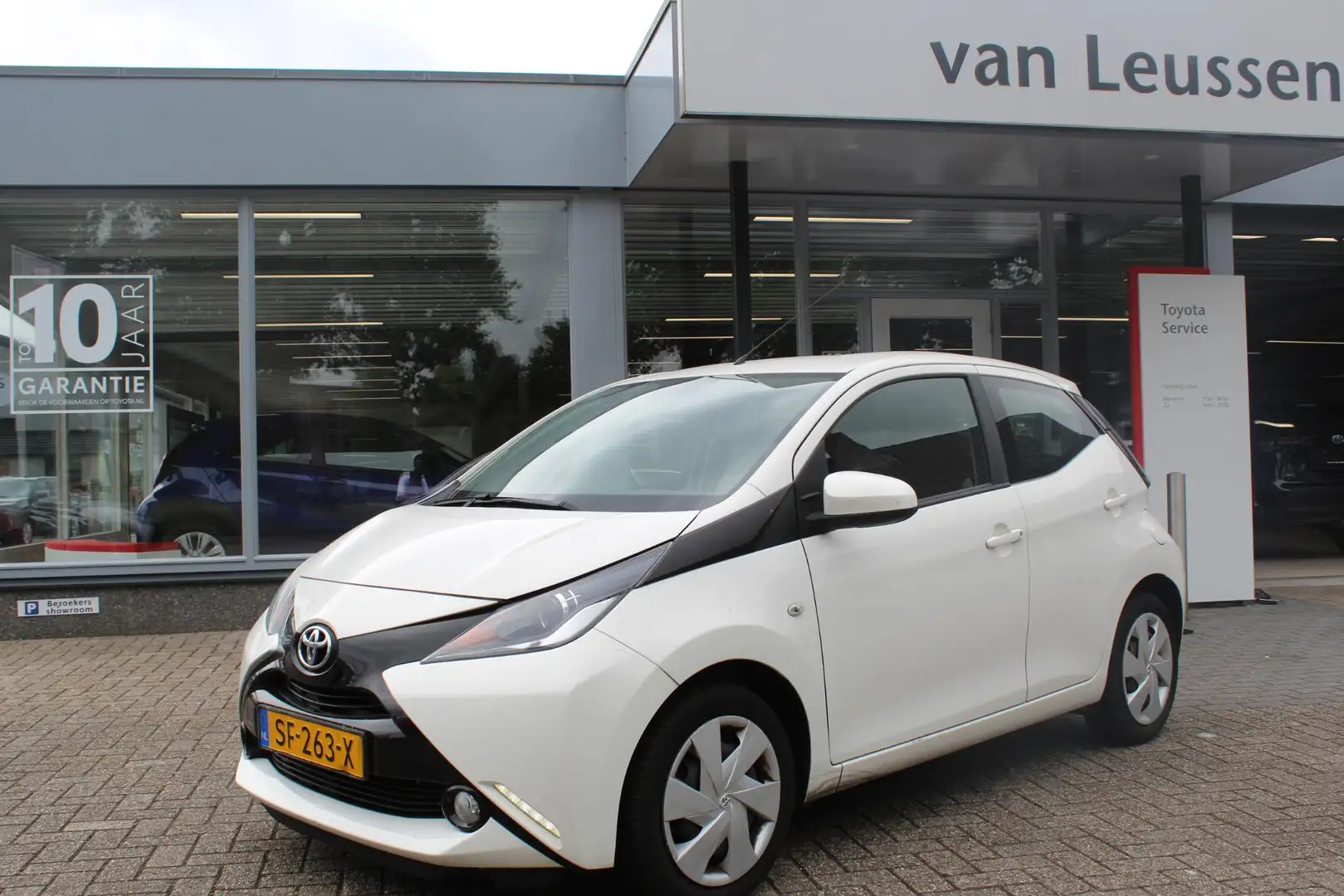 Toyota Aygo X X-PLAY 5-DEURS CAMERA AIRCO BLUETOOTH EL-RAMEN & S Blanco - 1