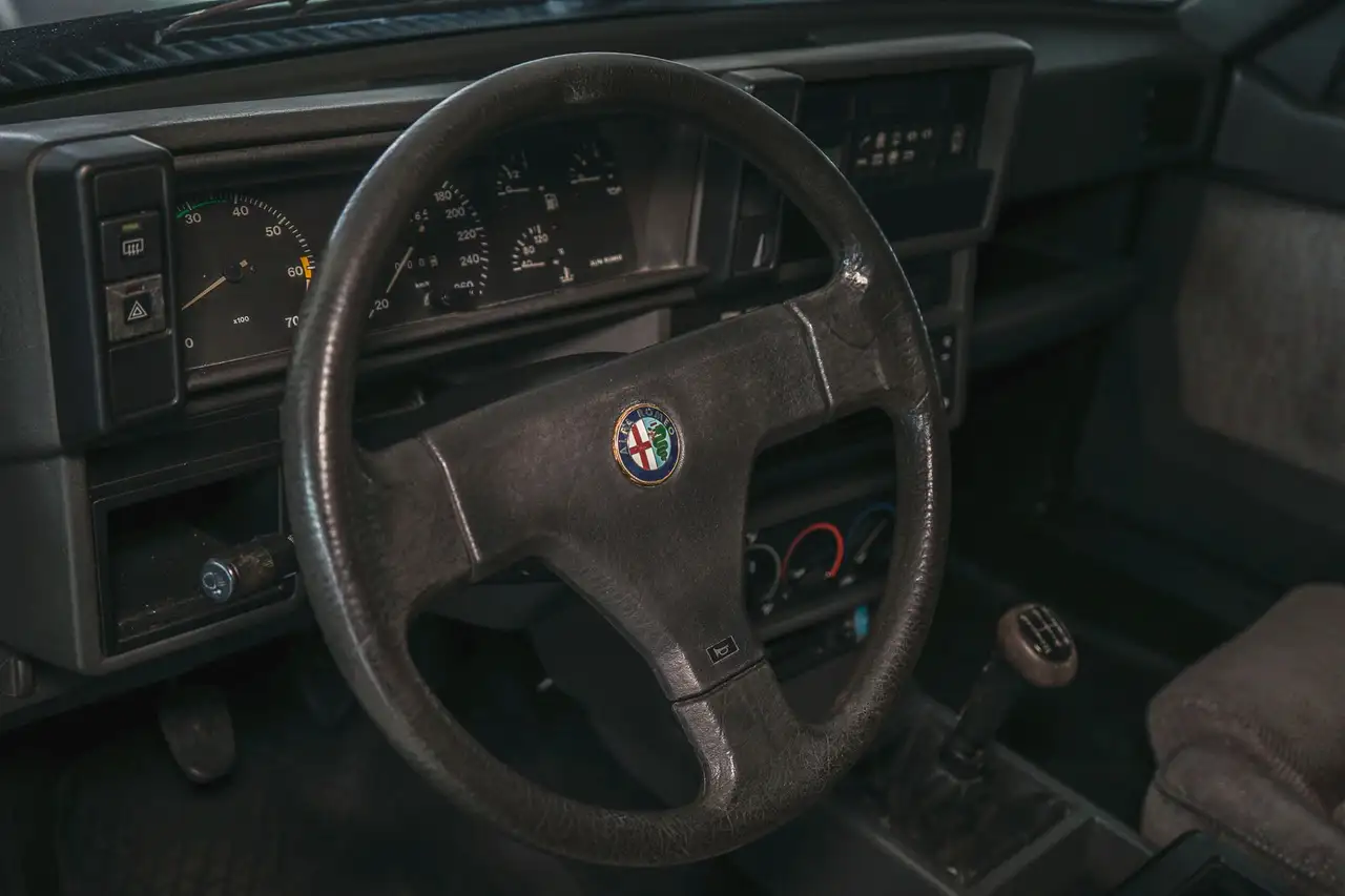 Alfa Romeo 75 2.0, foto 10