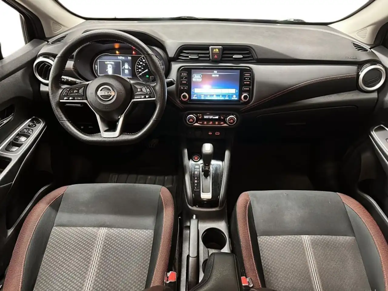 Nissan Versa снимка Nissan Versa