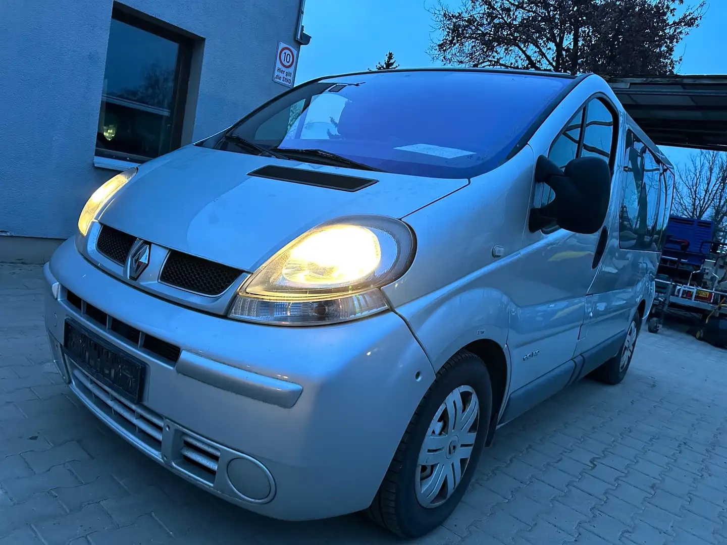 Renault Trafic 2.5 dCi Generation Automatik Quickshift Privilège Gümüş rengi - 1