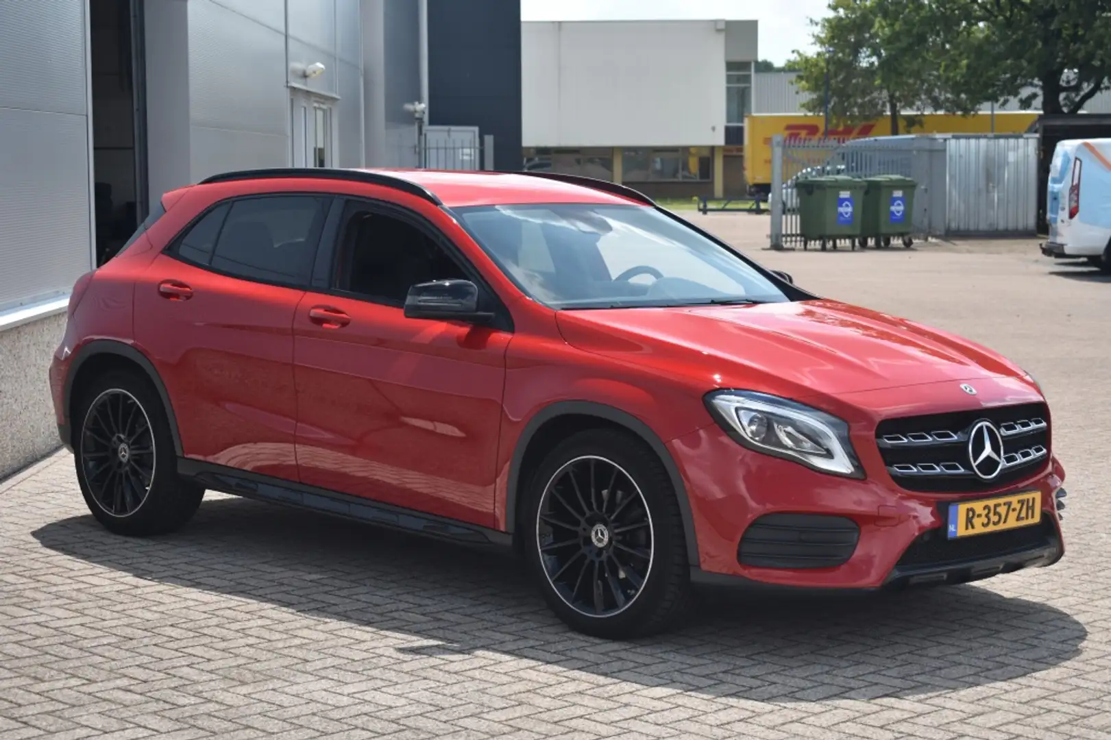 Mercedes-Benz GLA 200 Premium AUTOMAAT AMG-STYLING Rood - 2