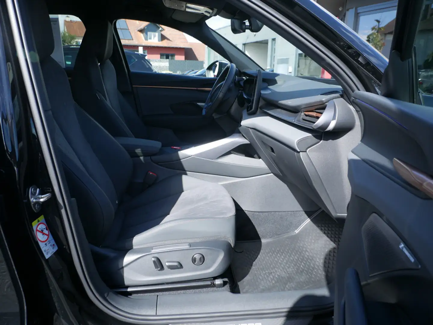CUPRA Terramar TSI 1.5 e-Hybrid VZ COPPER MATRIX Schwarz - 2