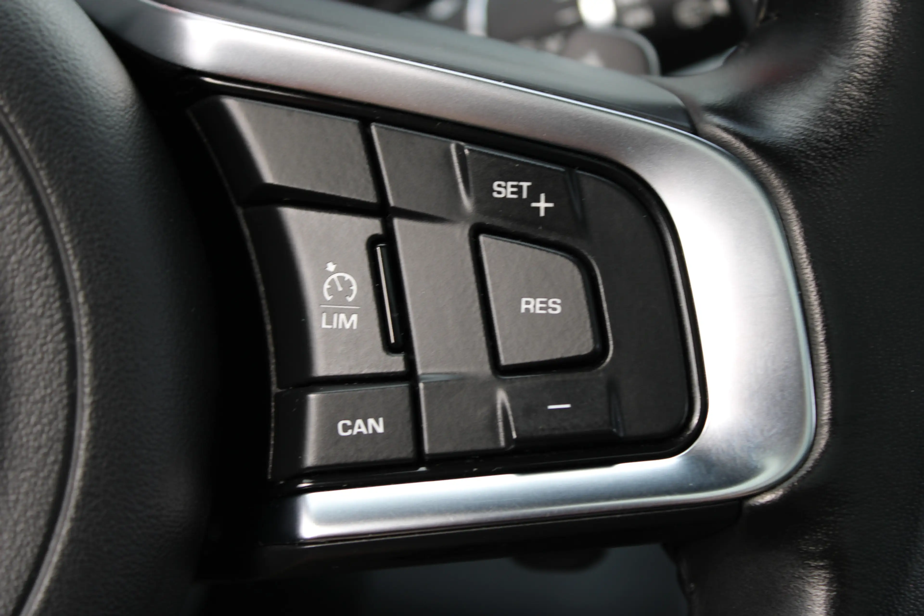 Jaguar E-Pace 2.0 P200 AWD R-Dynamic S — photo 10