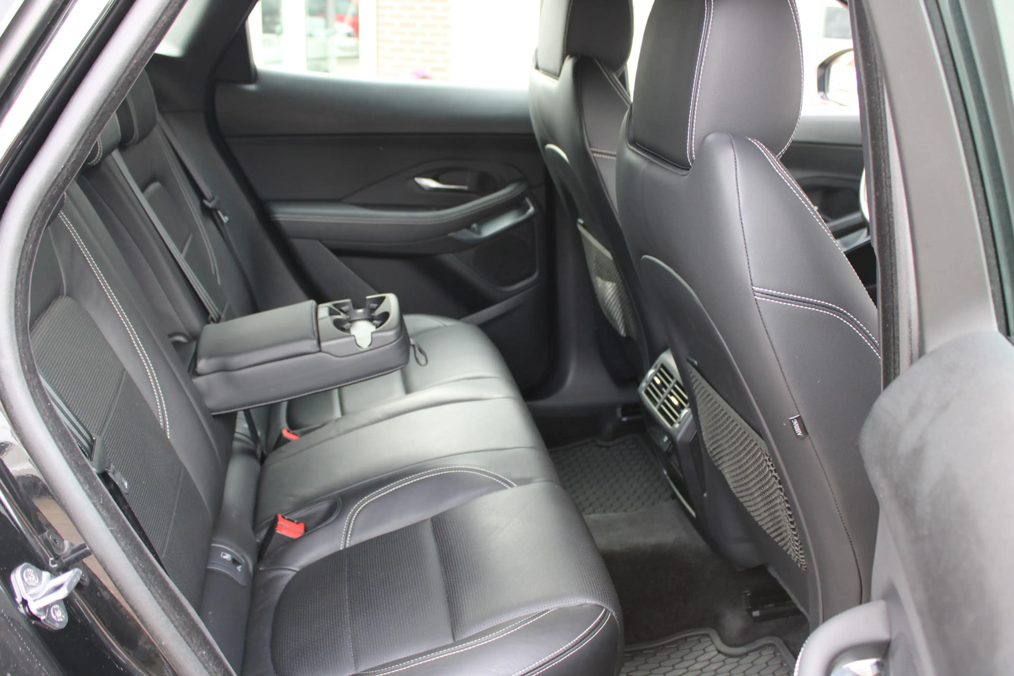 Jaguar E-Pace 2.0 P200 AWD R-Dynamic S — photo 29
