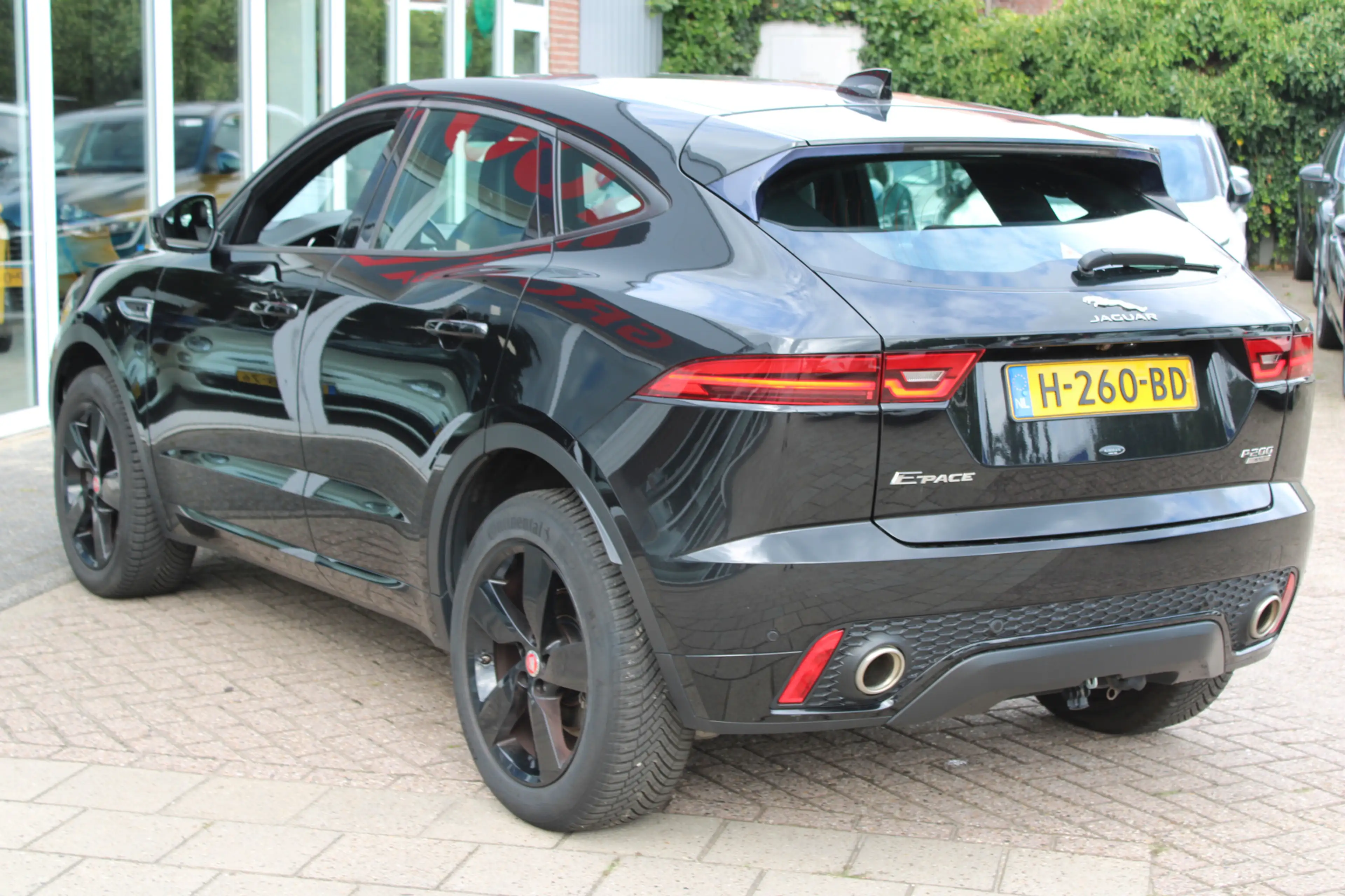 Jaguar E-Pace 2.0 P200 AWD R-Dynamic S — photo 31