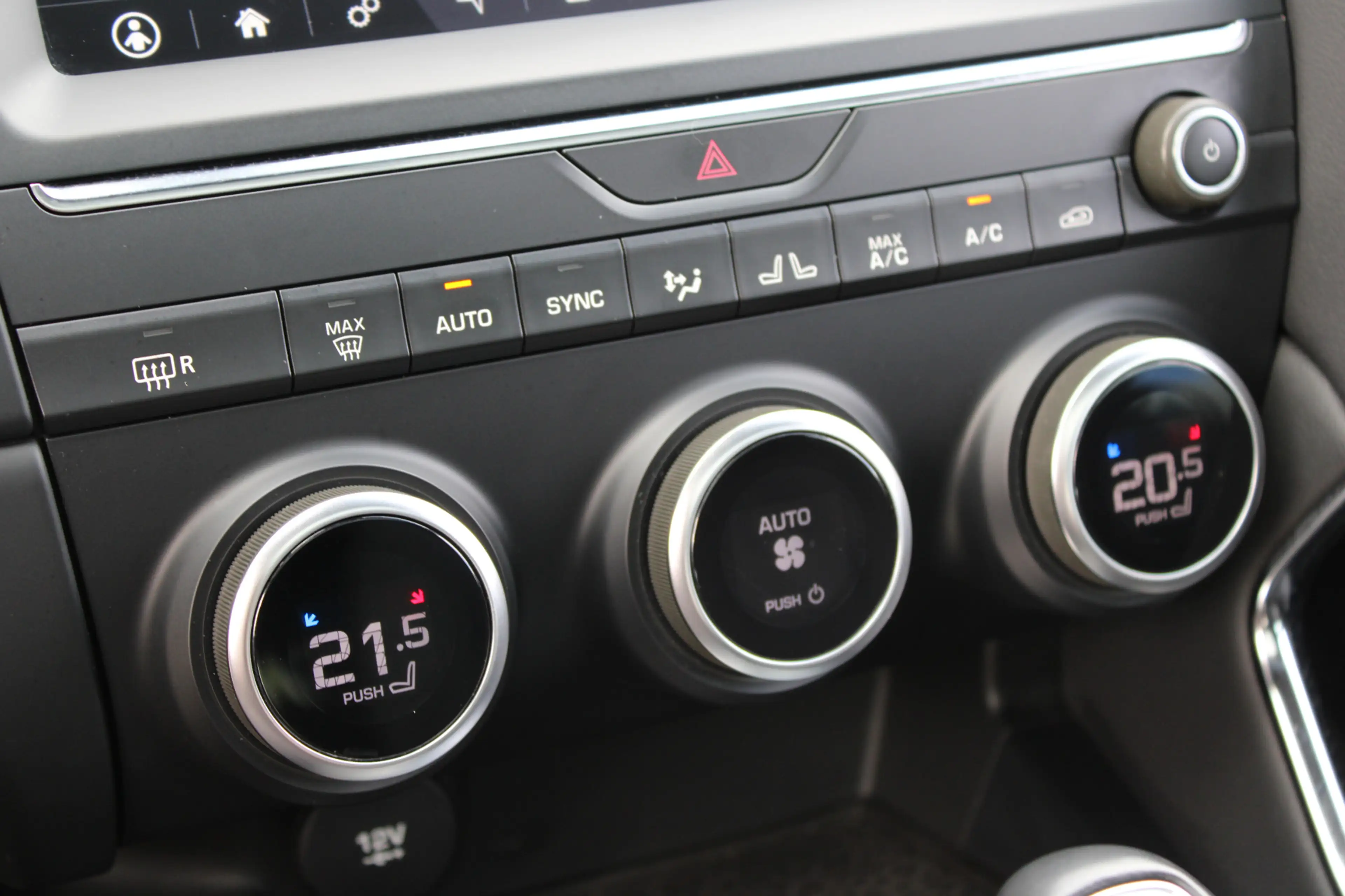 Jaguar E-Pace 2.0 P200 AWD R-Dynamic S — photo 21