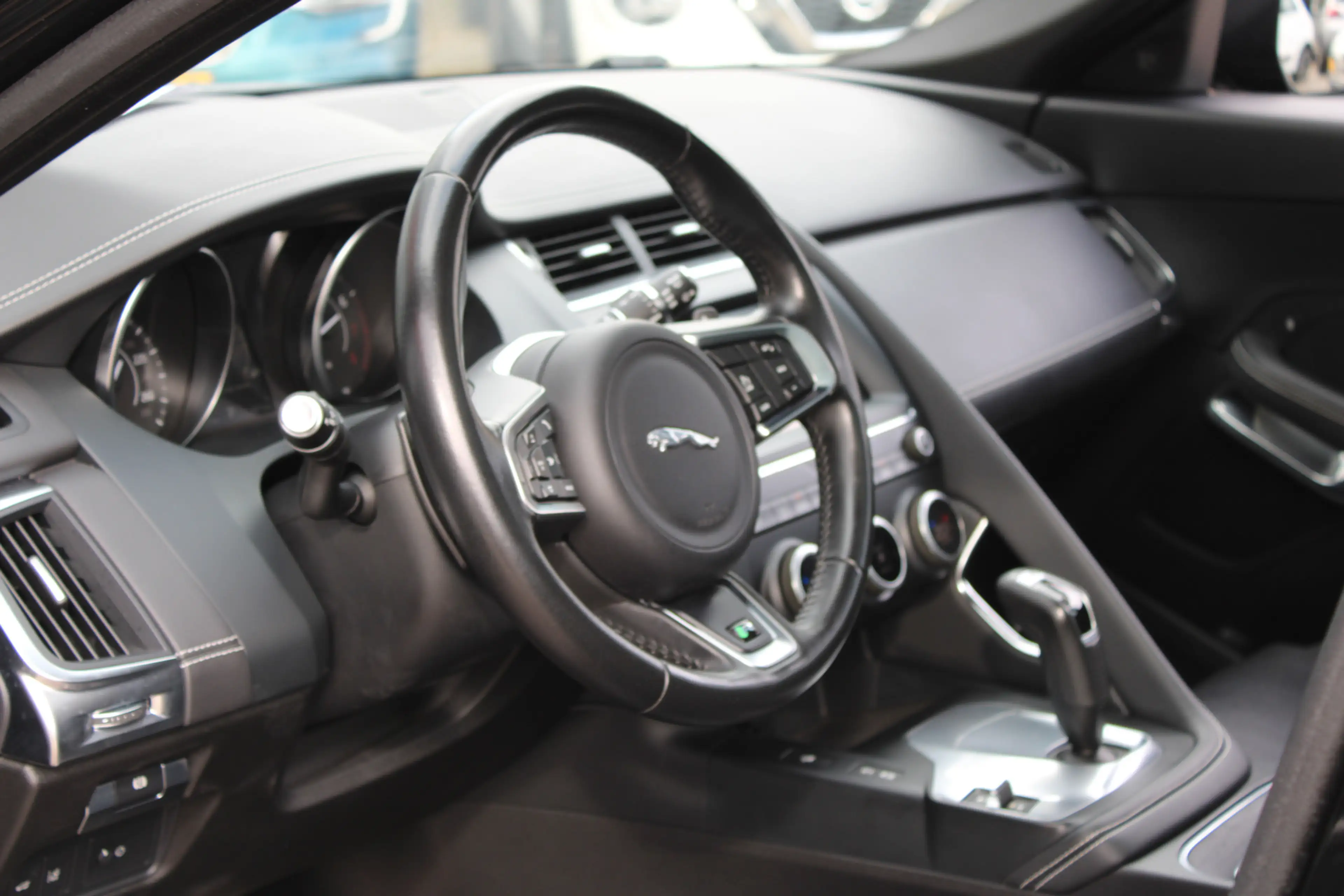Jaguar E-Pace 2.0 P200 AWD R-Dynamic S — photo 4