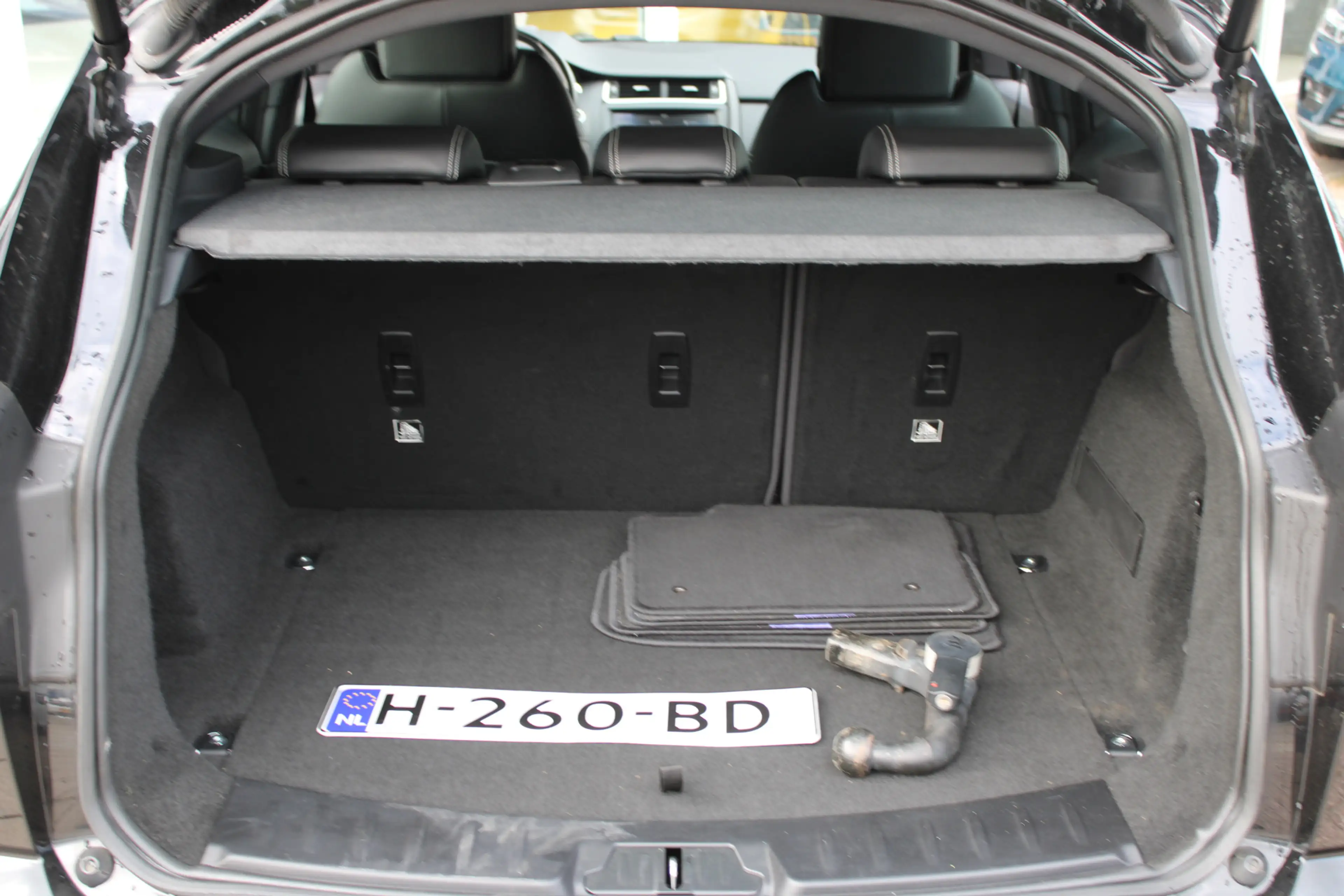 Jaguar E-Pace 2.0 P200 AWD R-Dynamic S — photo 32
