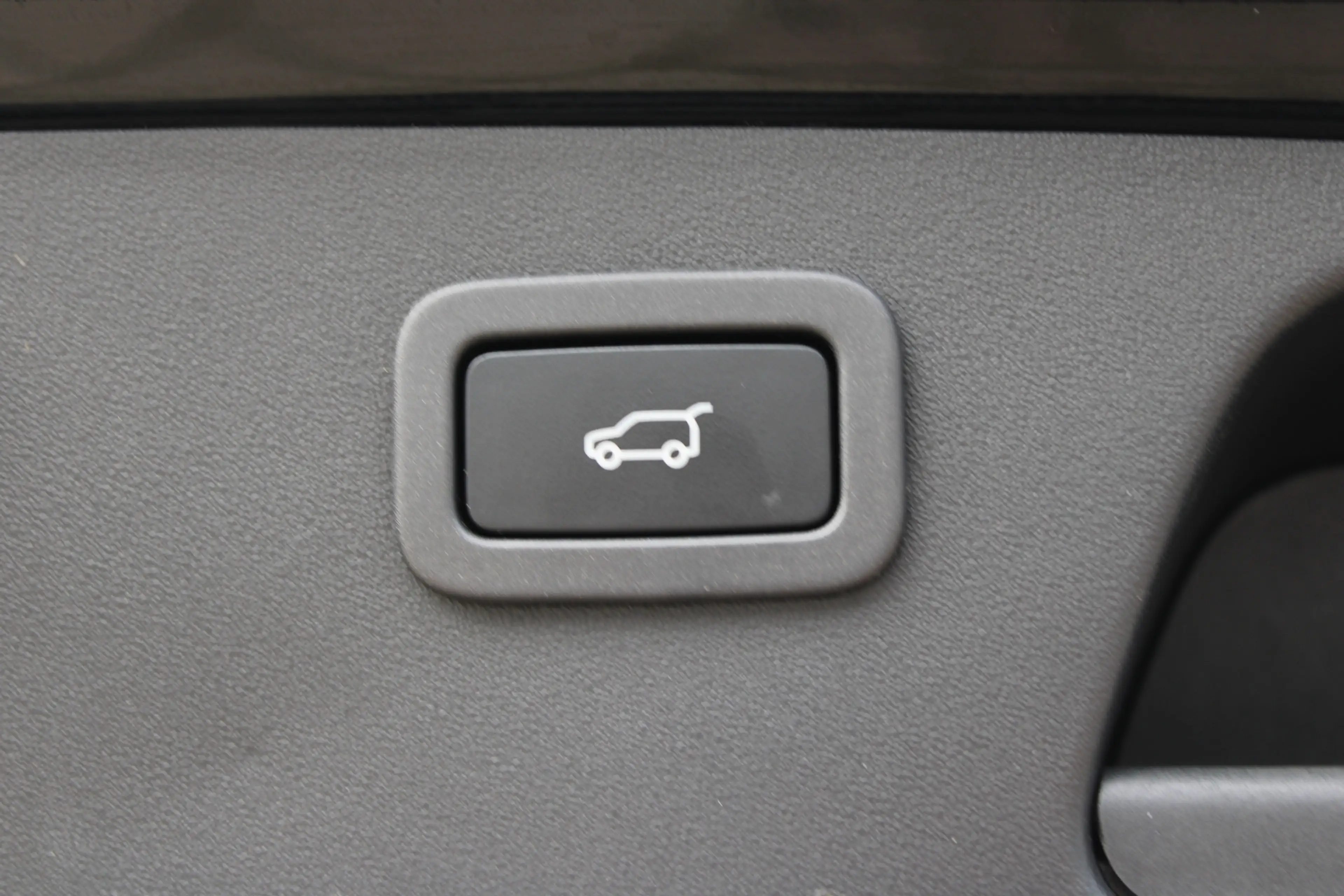 Jaguar E-Pace 2.0 P200 AWD R-Dynamic S — photo 34