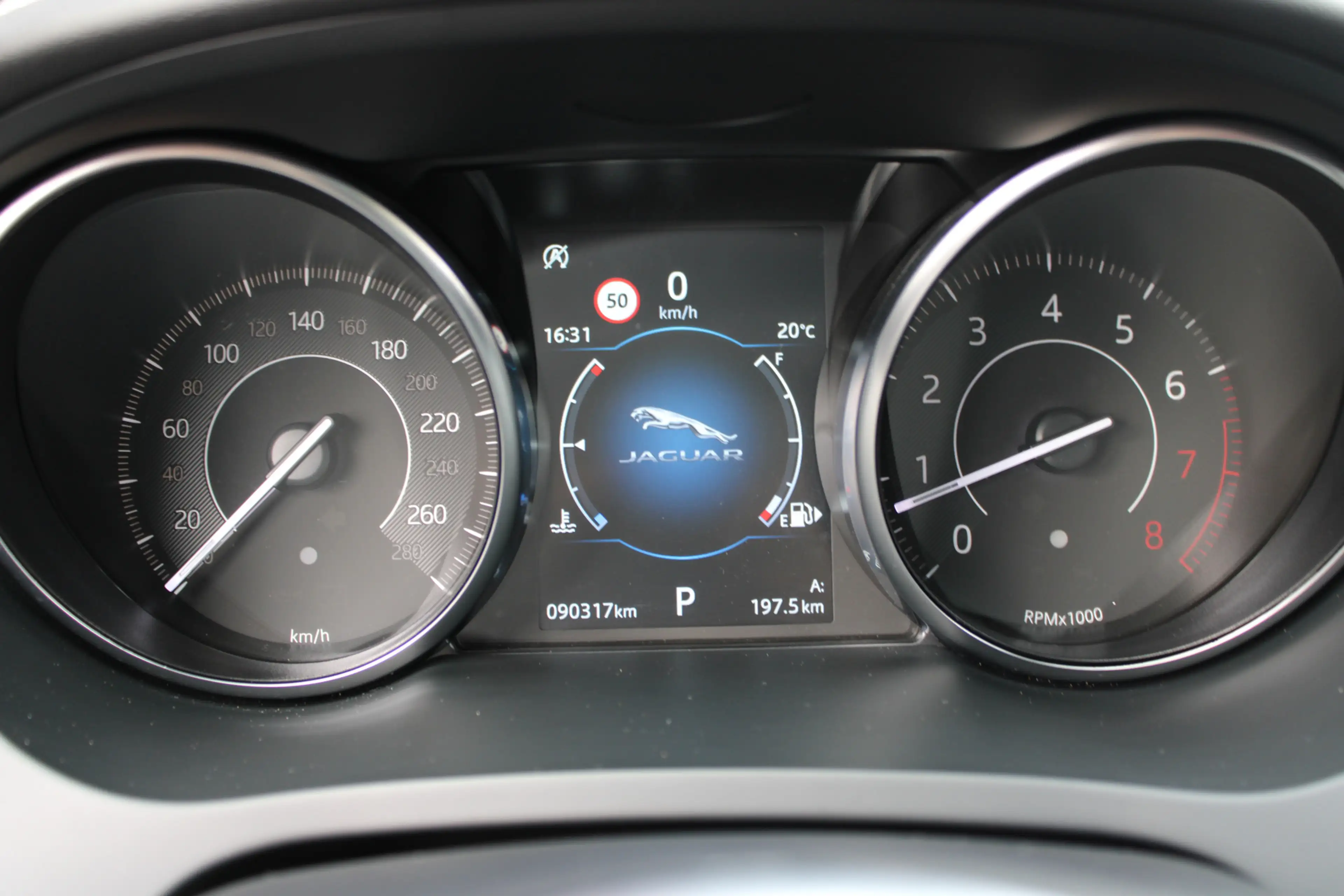 Jaguar E-Pace 2.0 P200 AWD R-Dynamic S — photo 13
