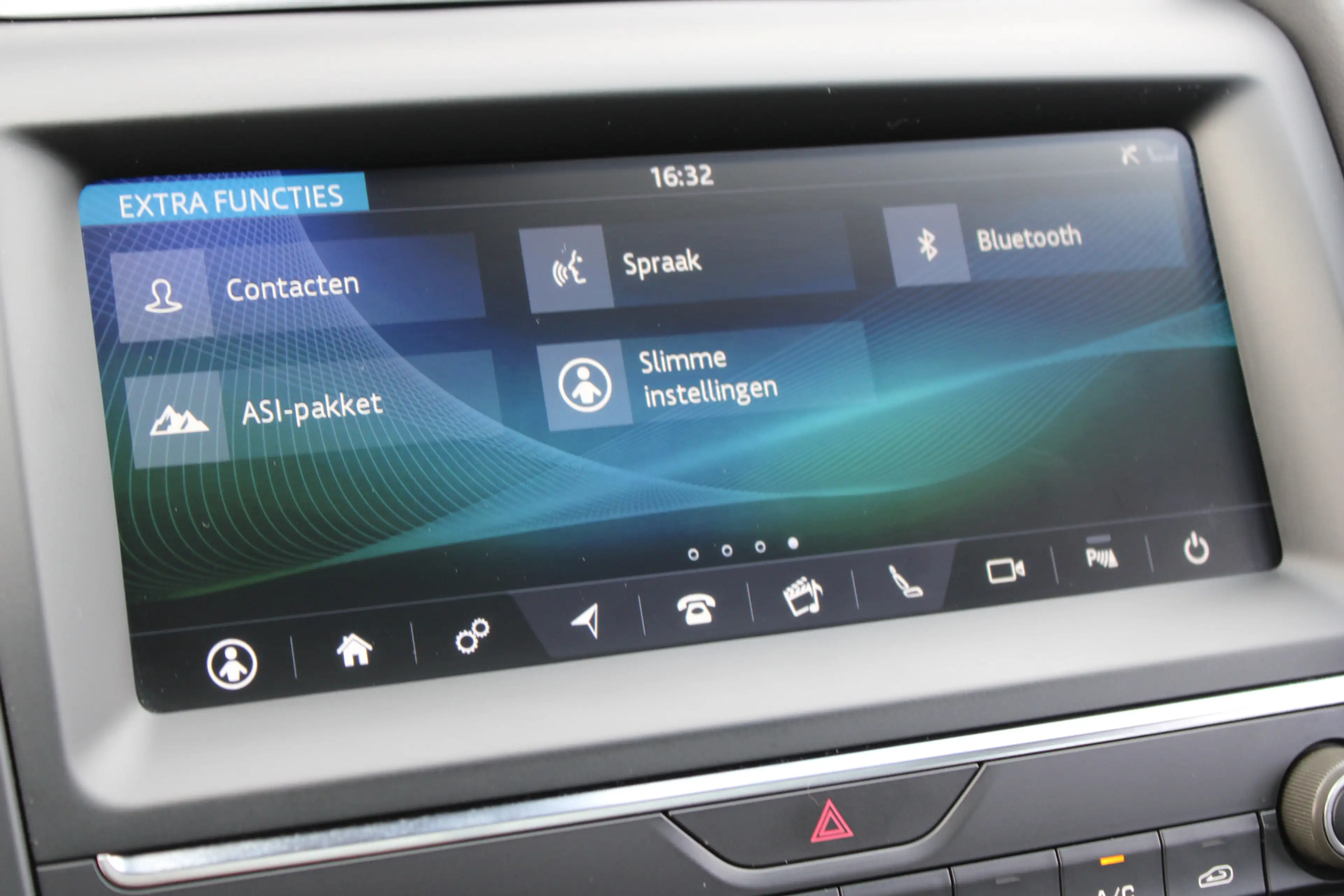 Jaguar E-Pace 2.0 P200 AWD R-Dynamic S — photo 19
