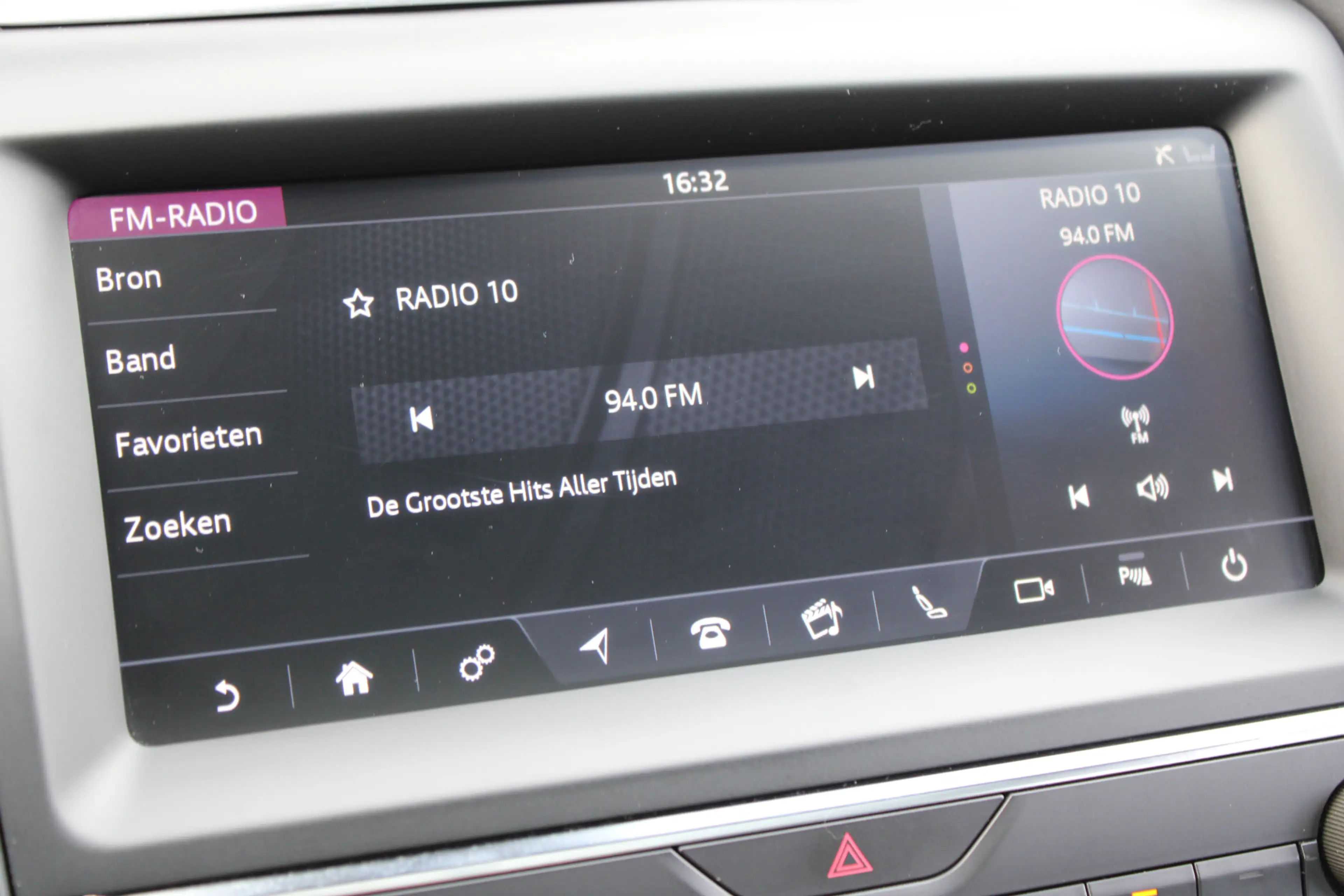 Jaguar E-Pace 2.0 P200 AWD R-Dynamic S — photo 17