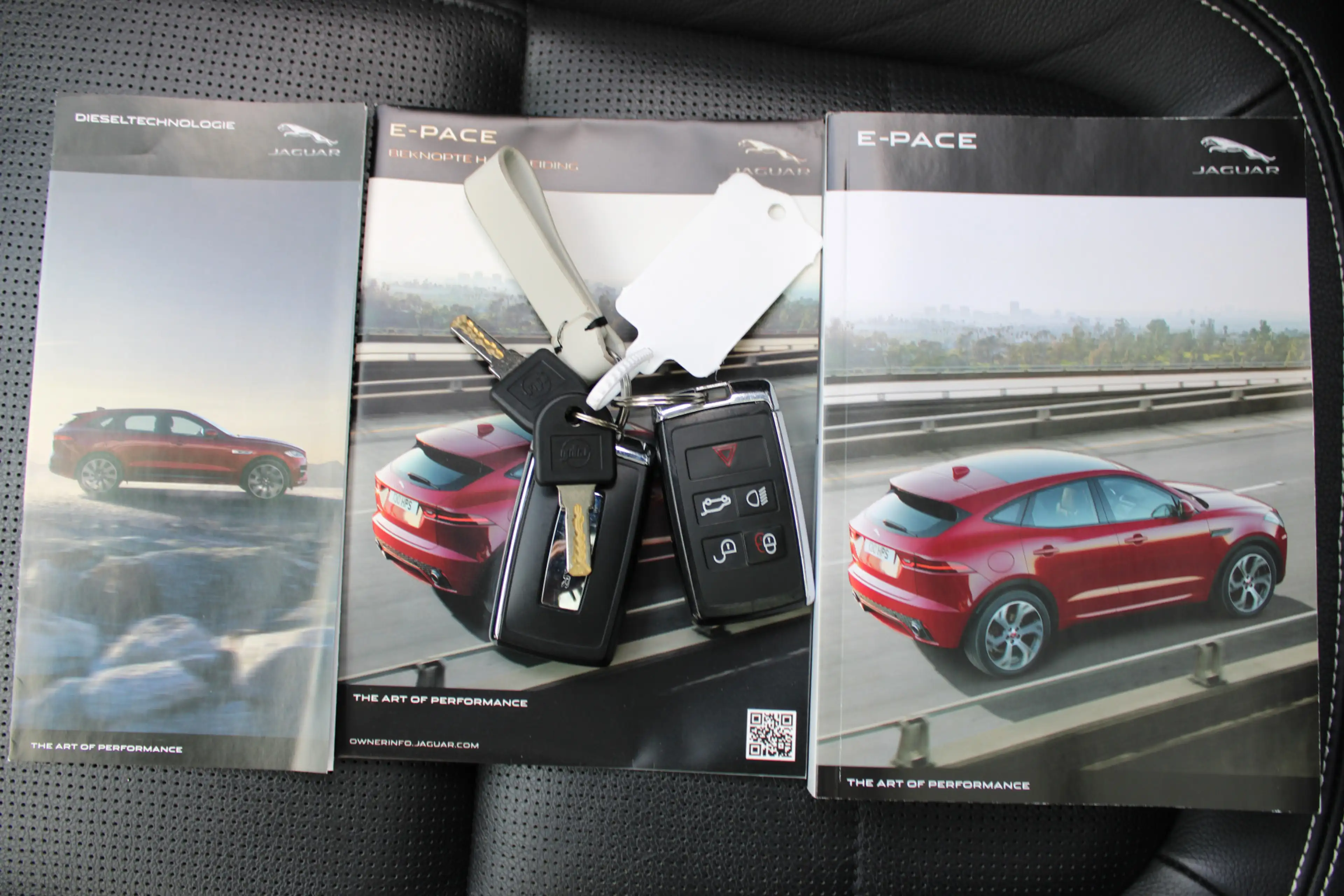 Jaguar E-Pace 2.0 P200 AWD R-Dynamic S — photo 23