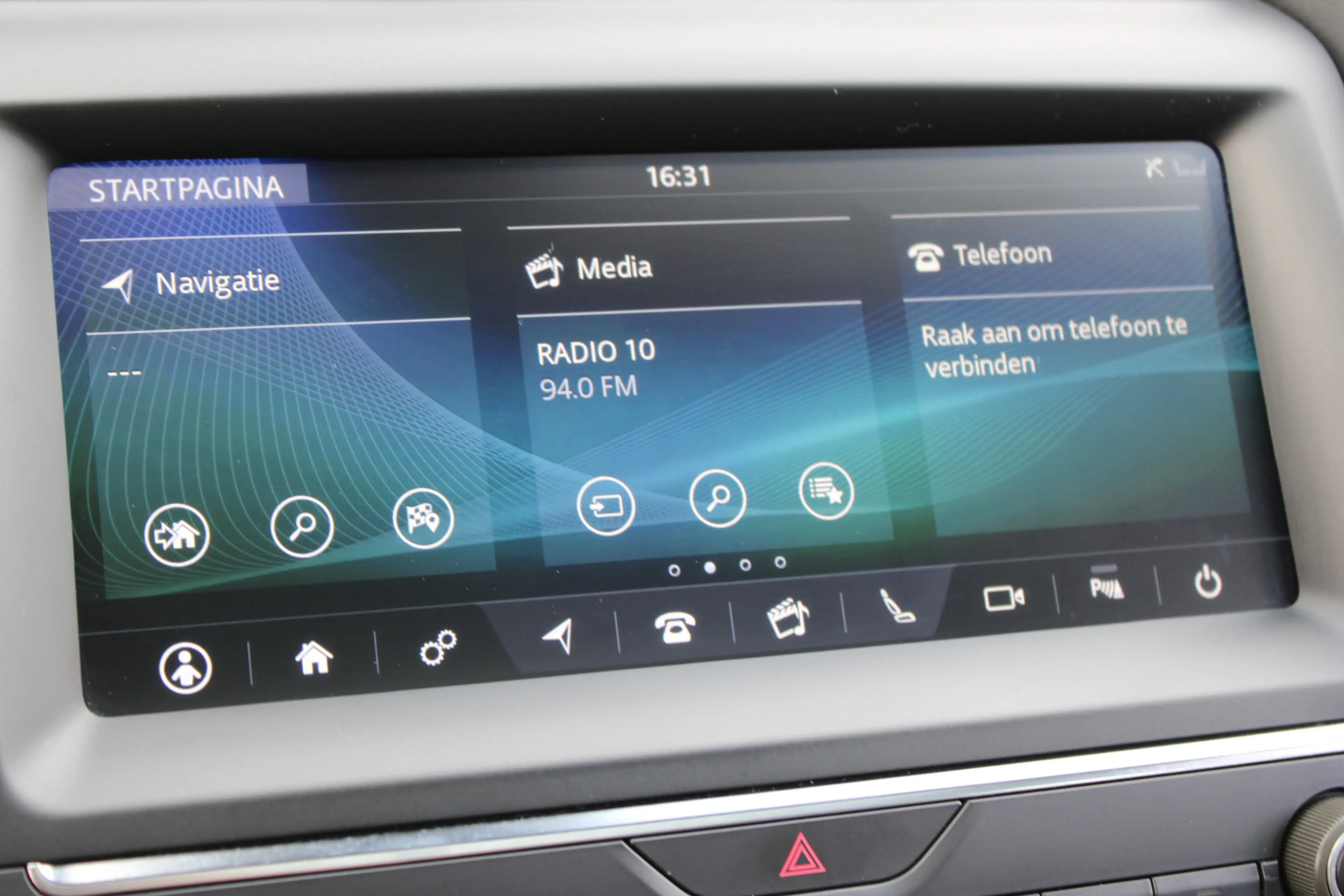 Jaguar E-Pace 2.0 P200 AWD R-Dynamic S — photo 15