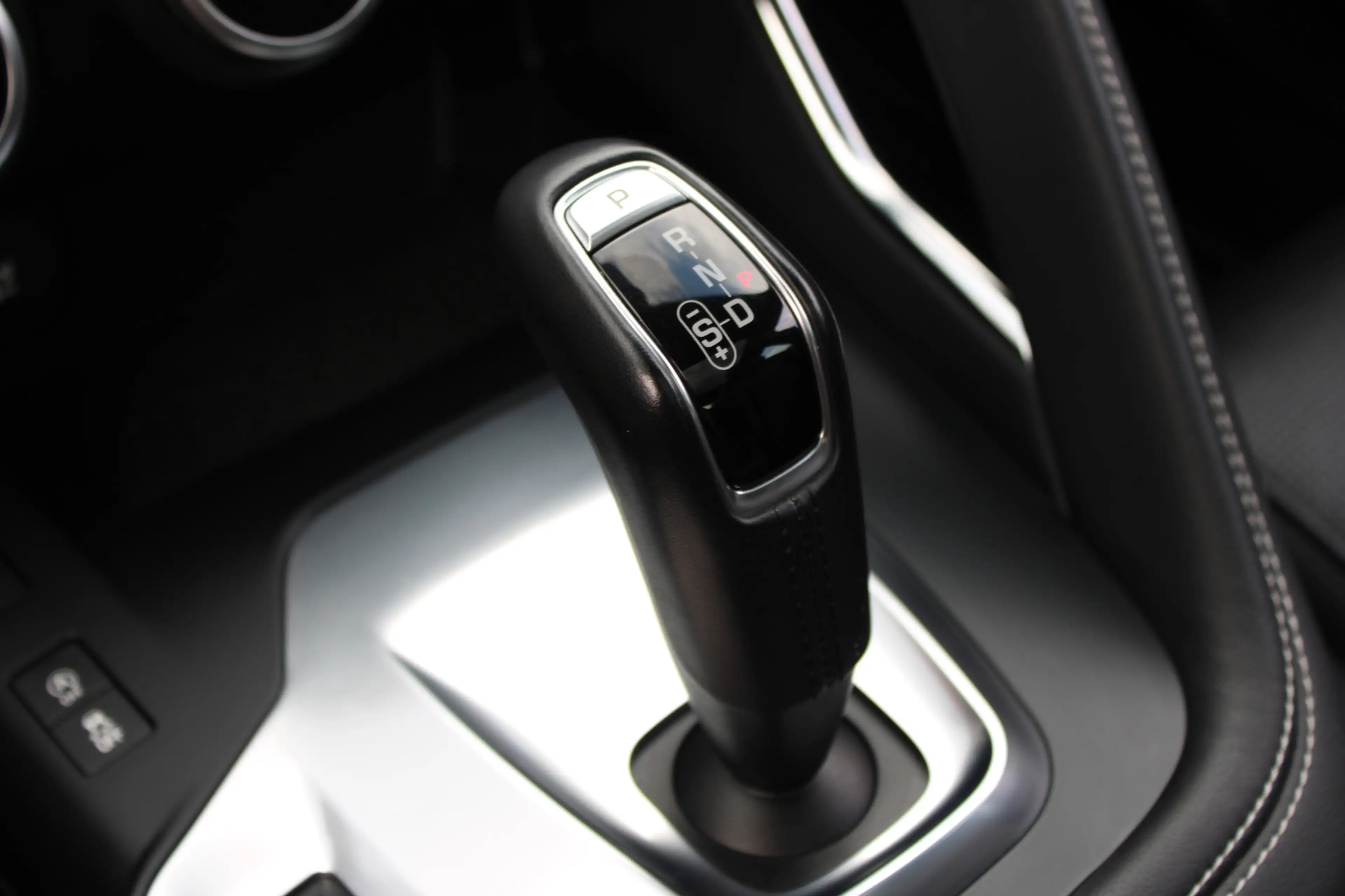 Jaguar E-Pace 2.0 P200 AWD R-Dynamic S — photo 22