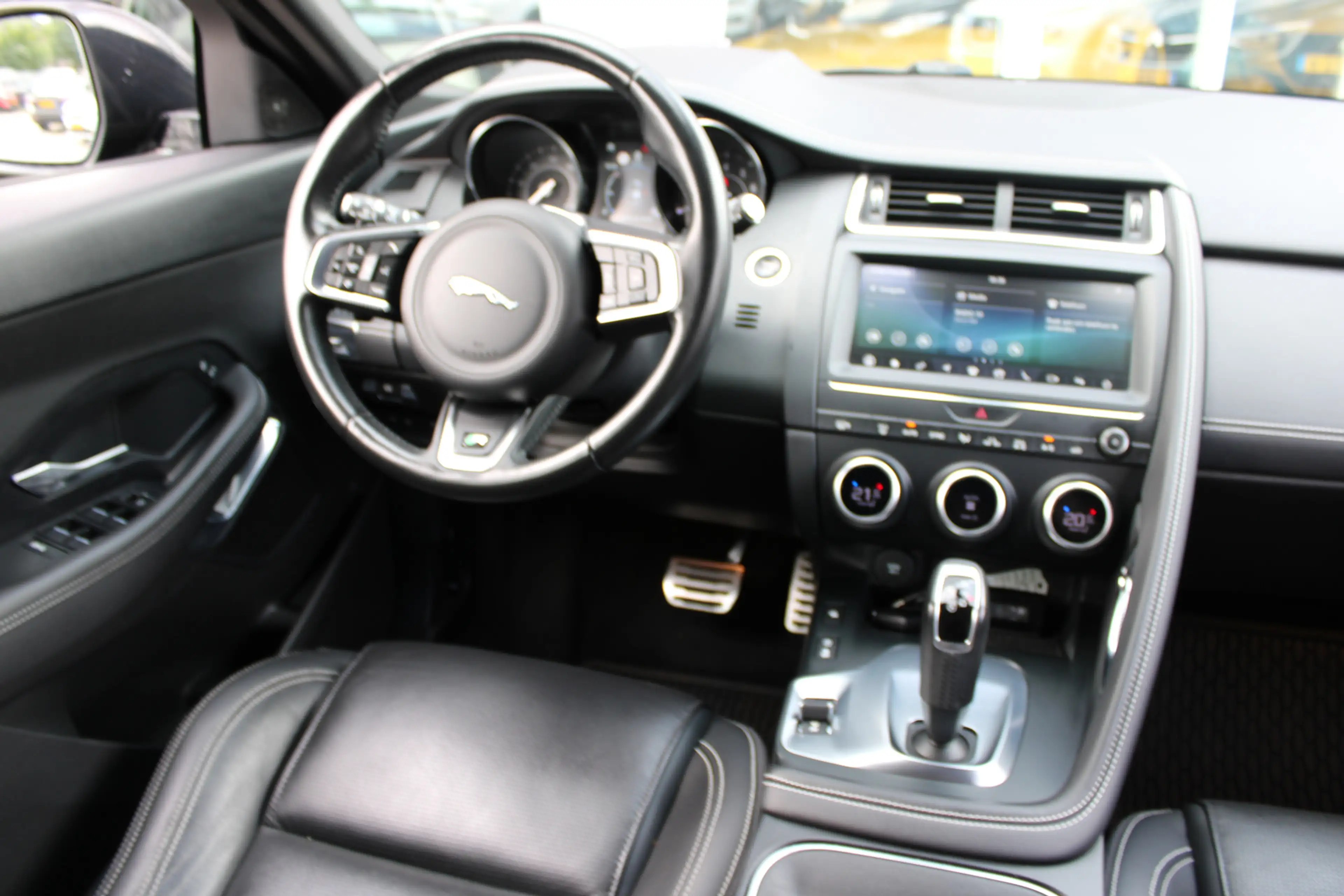 Jaguar E-Pace 2.0 P200 AWD R-Dynamic S — photo 30