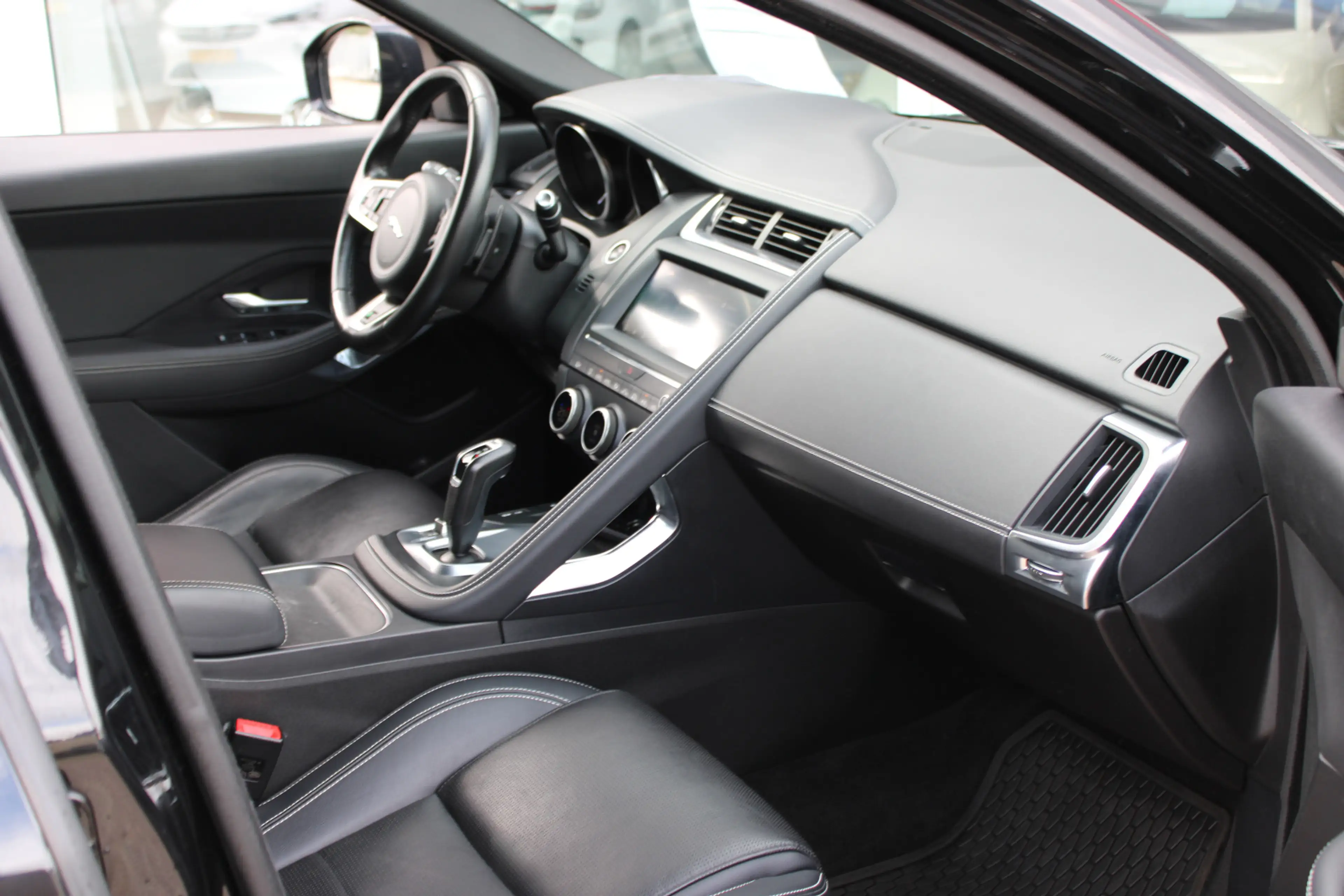 Jaguar E-Pace 2.0 P200 AWD R-Dynamic S — photo 27