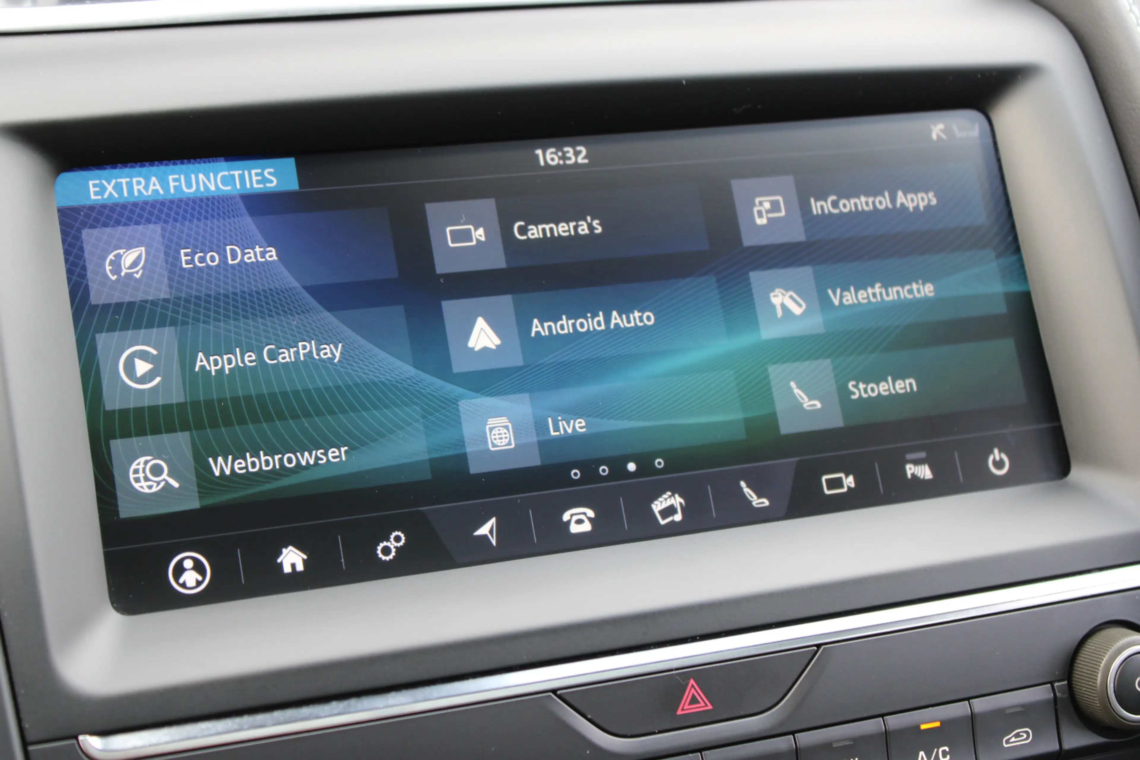 Jaguar E-Pace 2.0 P200 AWD R-Dynamic S — photo 18