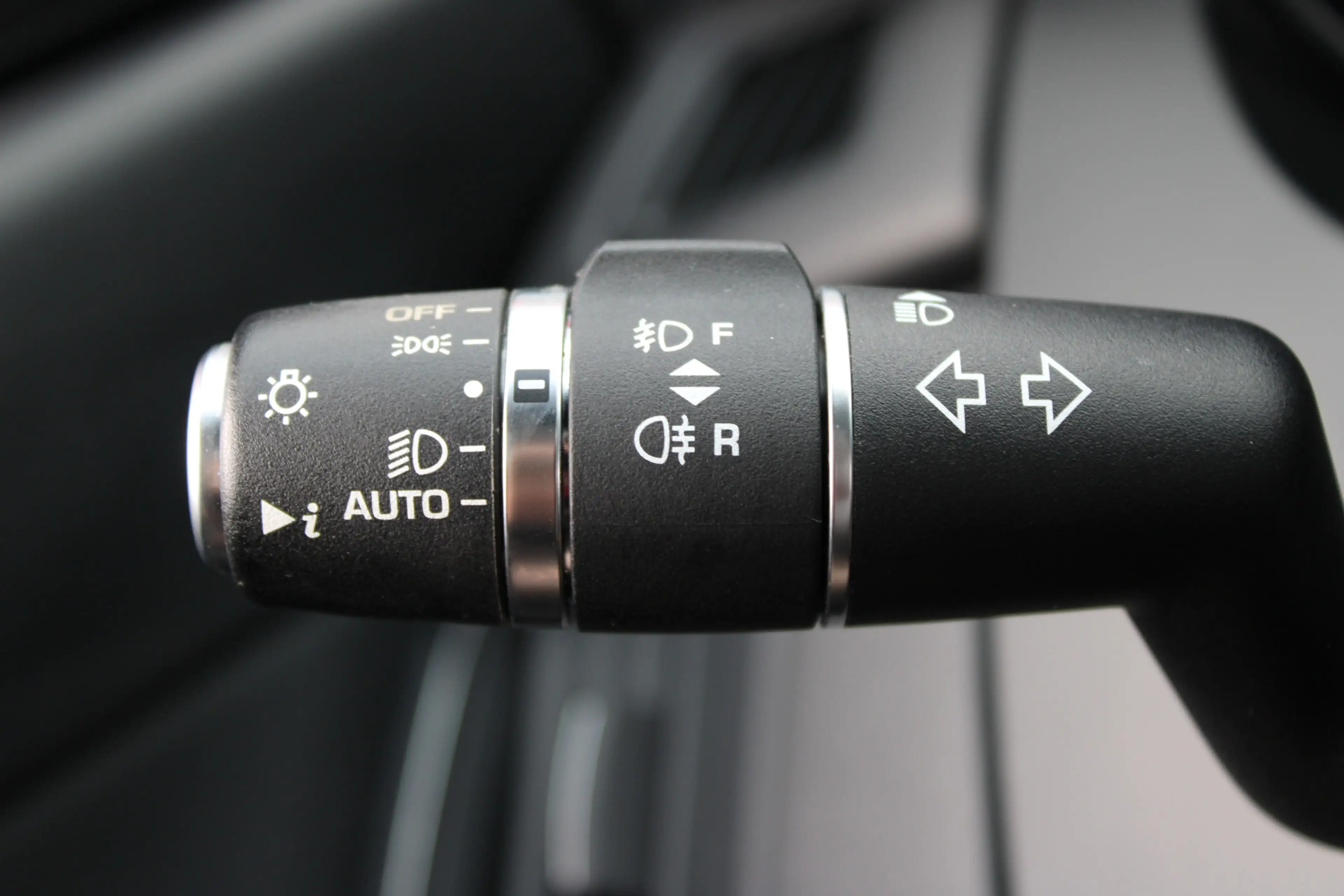 Jaguar E-Pace 2.0 P200 AWD R-Dynamic S — photo 11