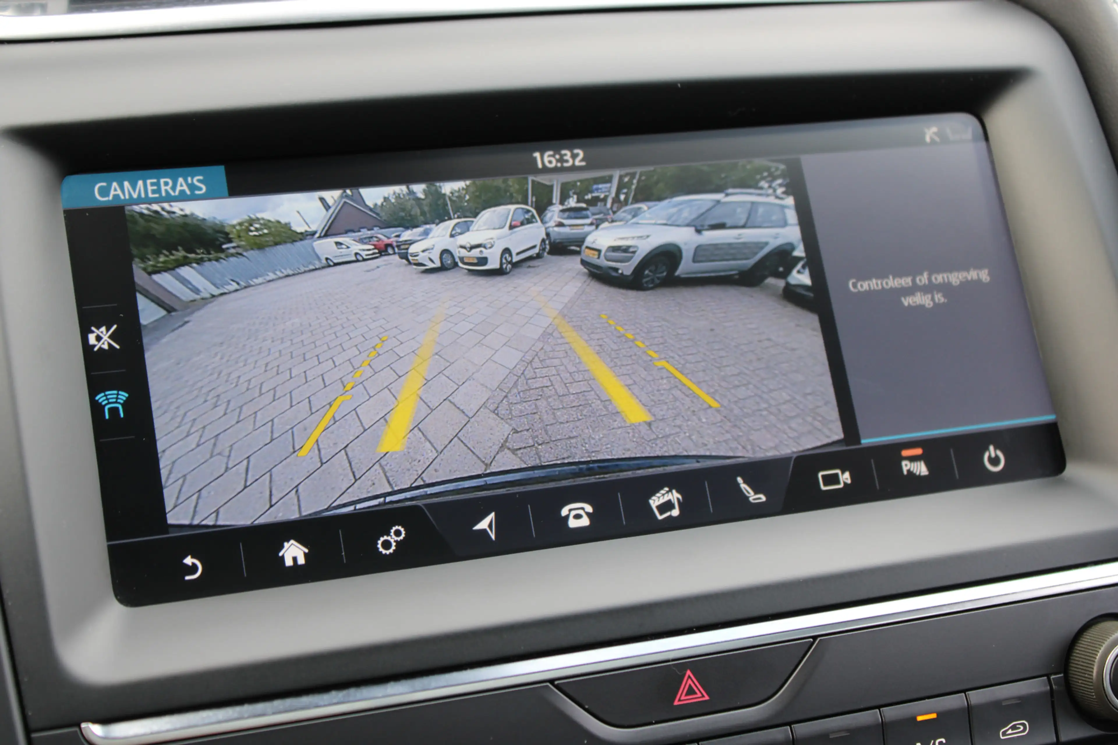 Jaguar E-Pace 2.0 P200 AWD R-Dynamic S — photo 20