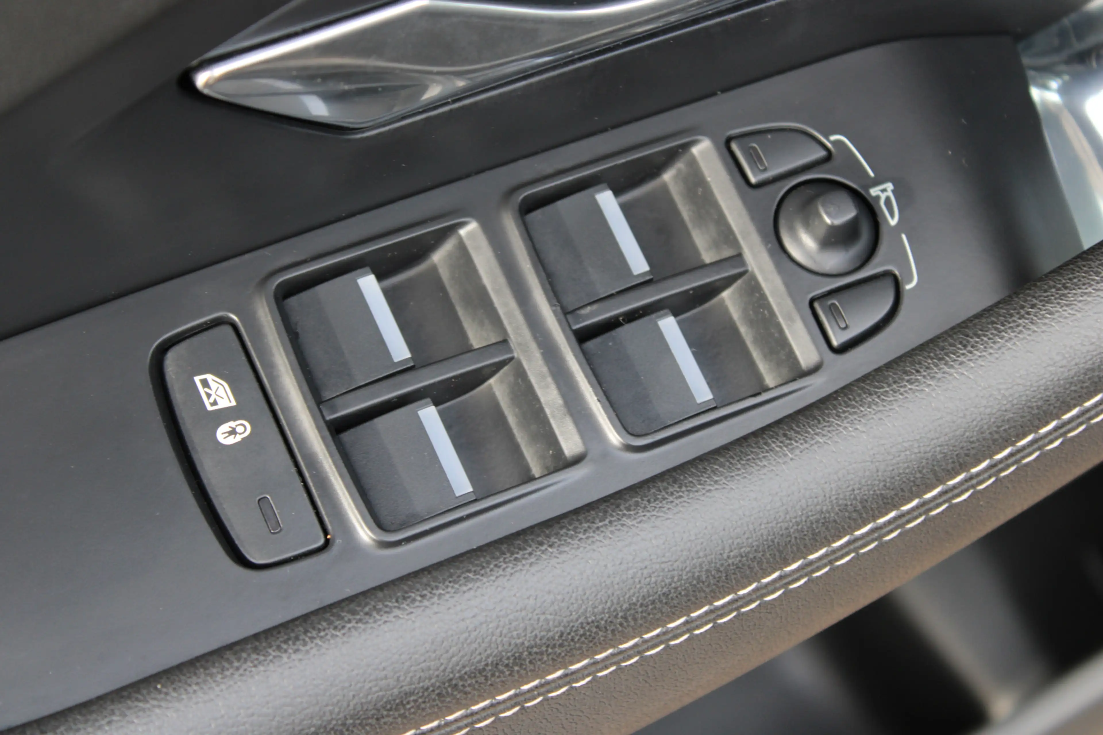 Jaguar E-Pace 2.0 P200 AWD R-Dynamic S — photo 6