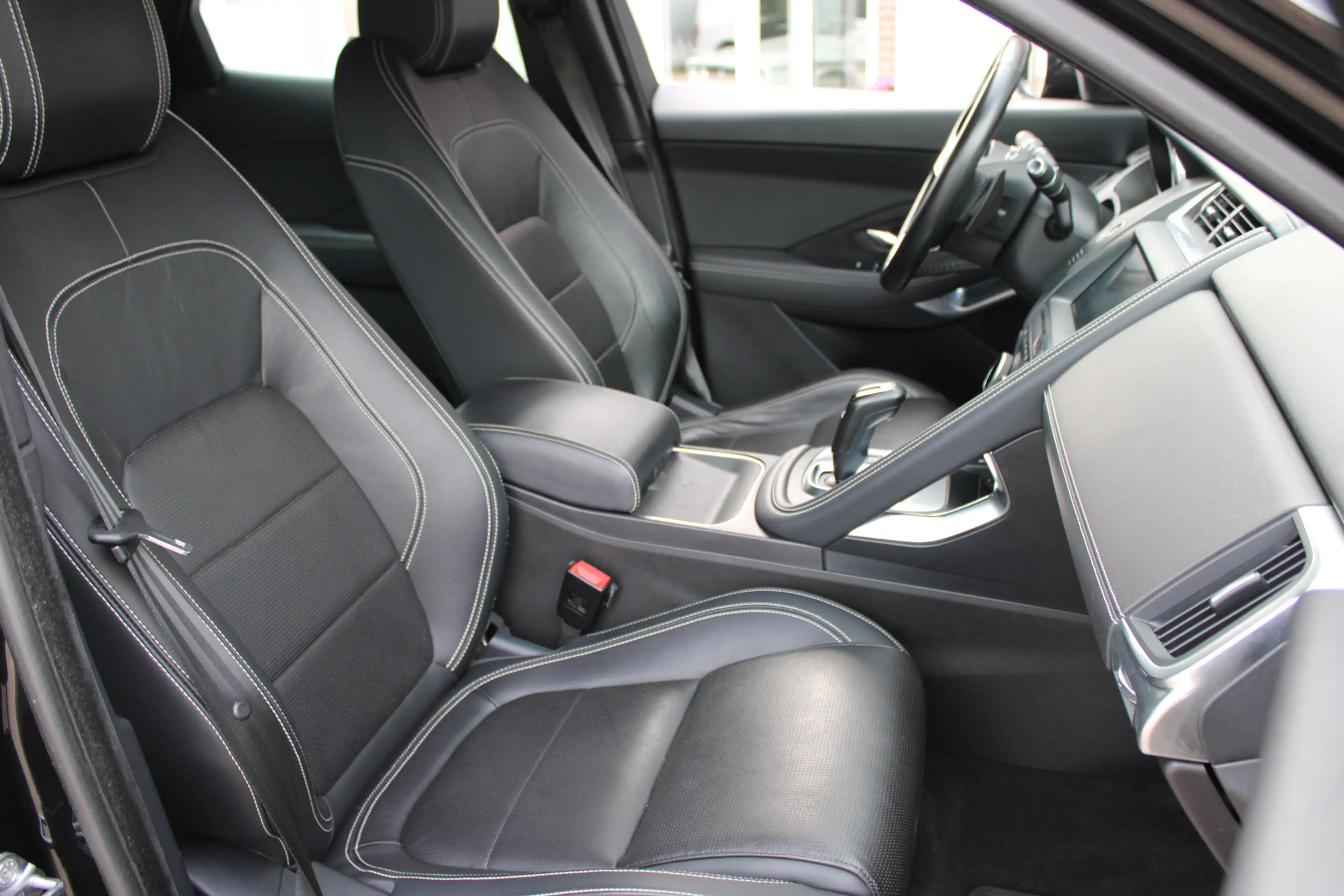 Jaguar E-Pace 2.0 P200 AWD R-Dynamic S — photo 28