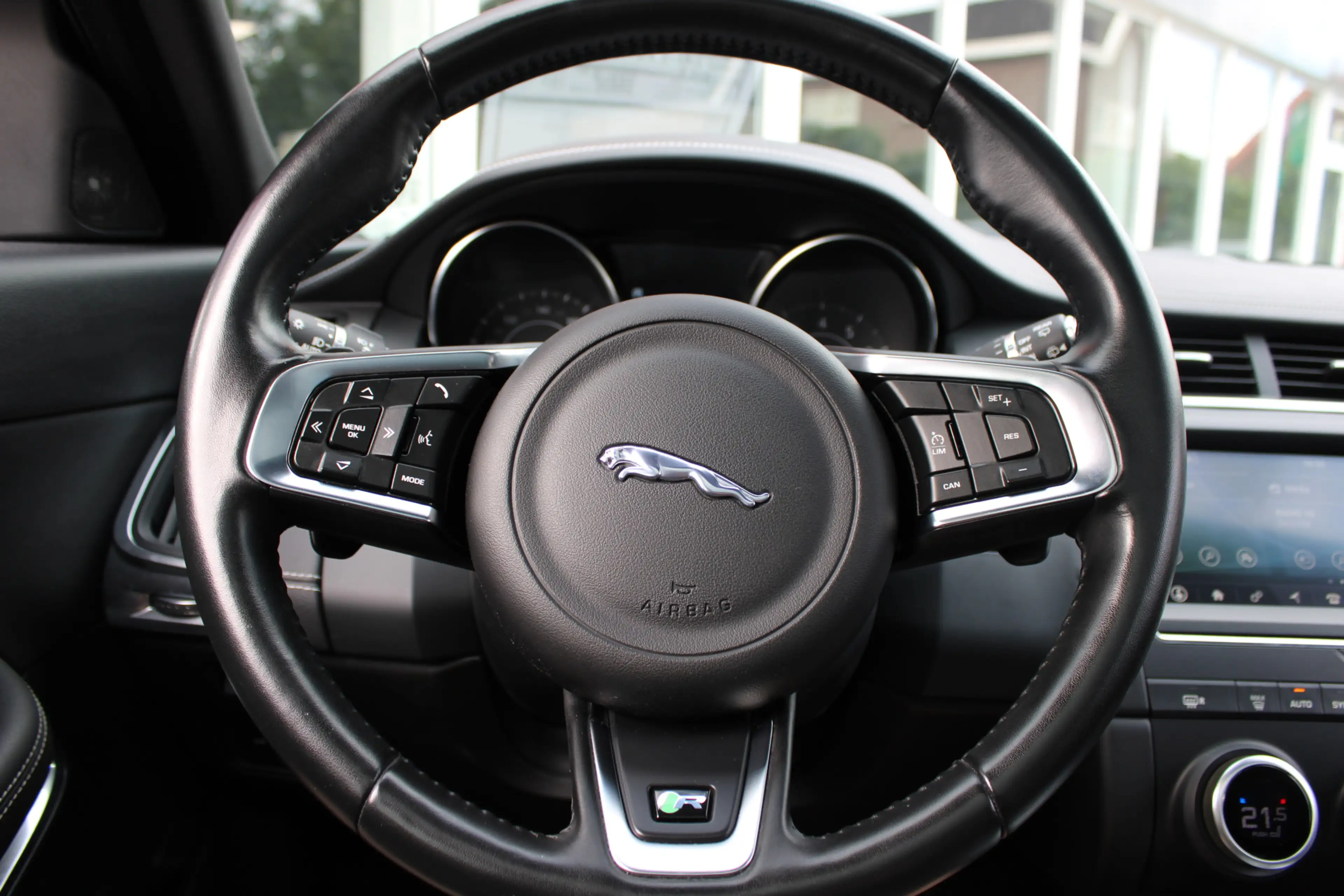 Jaguar E-Pace 2.0 P200 AWD R-Dynamic S — photo 8