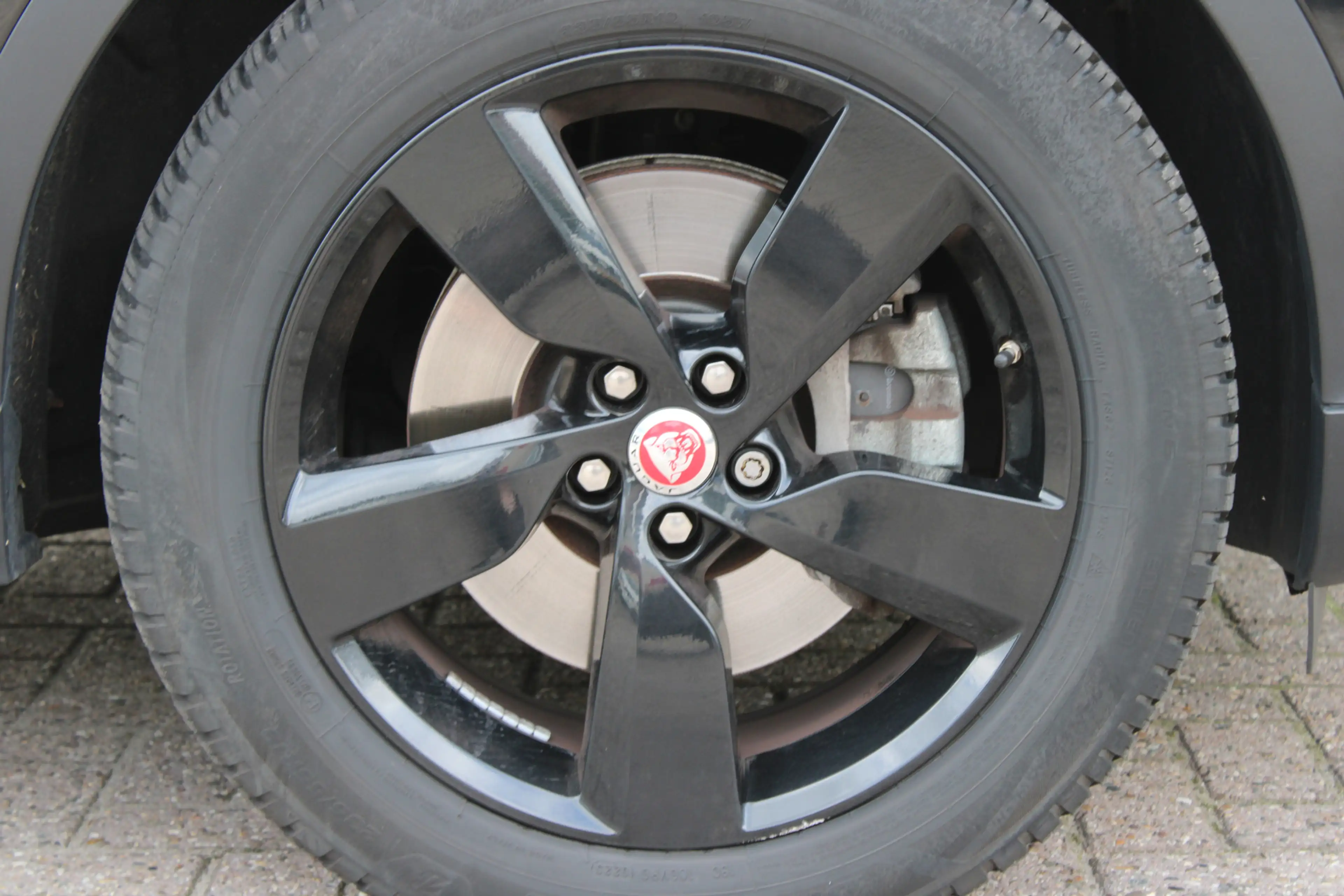 Jaguar E-Pace 2.0 P200 AWD R-Dynamic S — photo 36