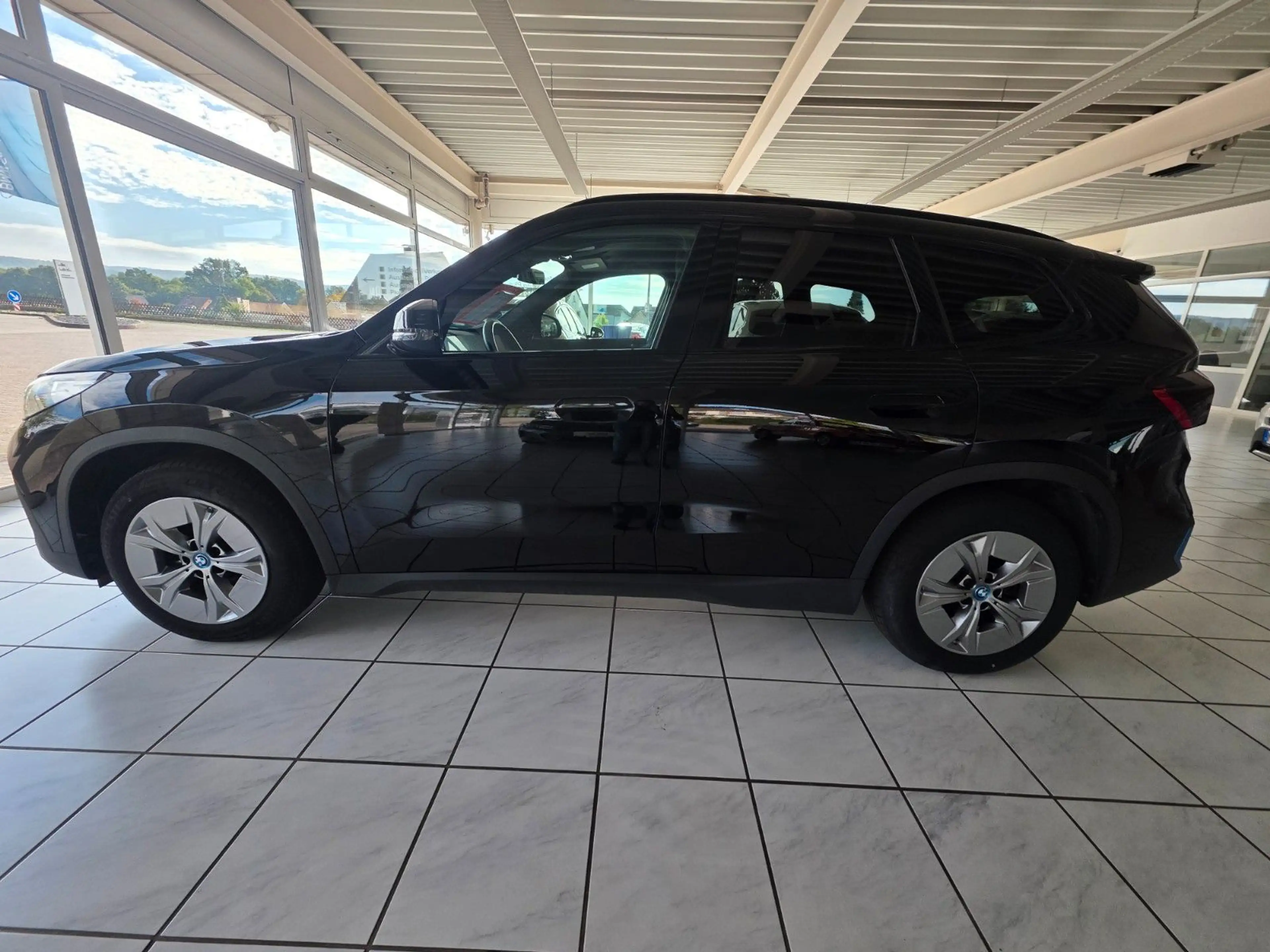 BMW iX1 30 xDrive AHK,Kam,Lenkradh. — photo 2