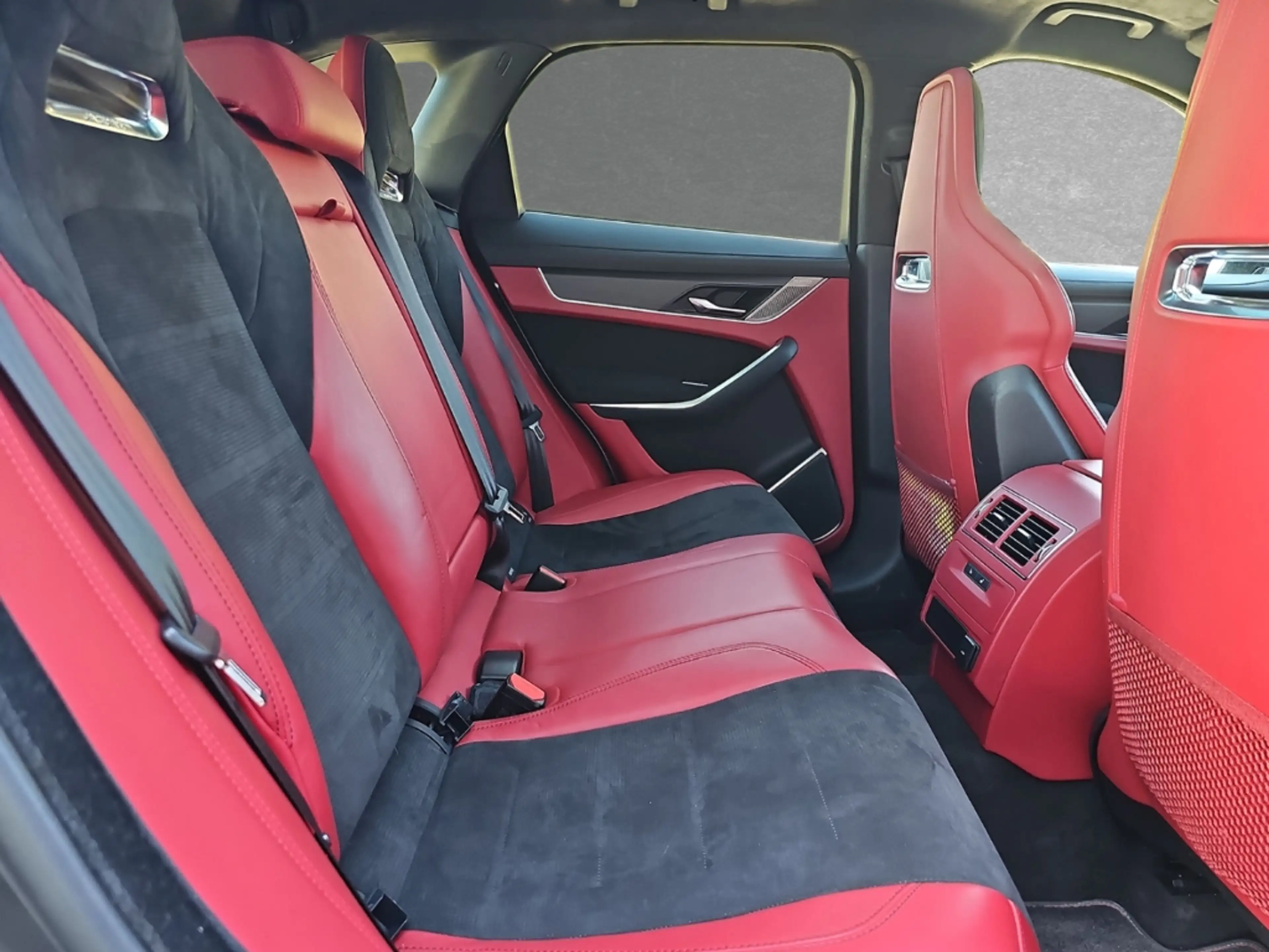 Jaguar F-Pace P550 SVR — photo 6