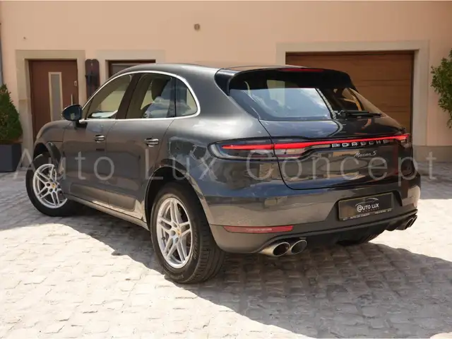 Porsche Macan view 4