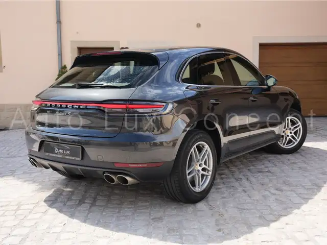 Porsche Macan view 3