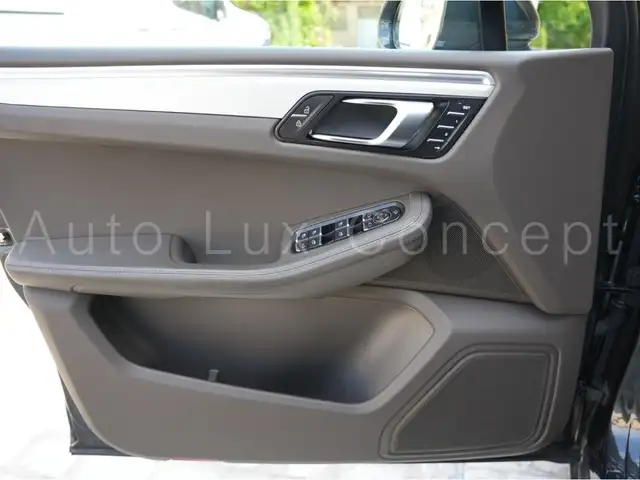 Porsche Macan view 13