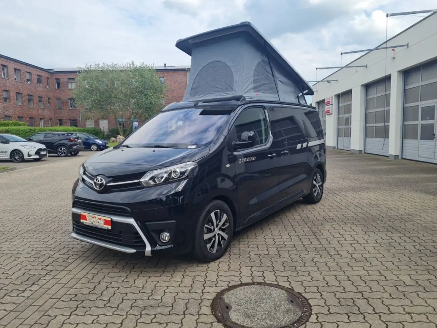 Crosscamp Camper Van Flex TOYOTA 2.0 D Automatik AHK STH SHZ Schwarz - 2