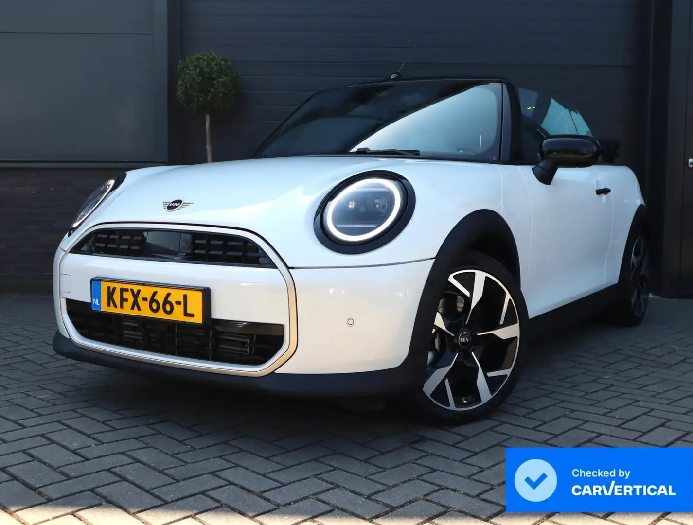 MINI Cooper C Cabrio 2.0 Favoured | HUD | Camera | Carplay | Leer | Sto Weiß - 1