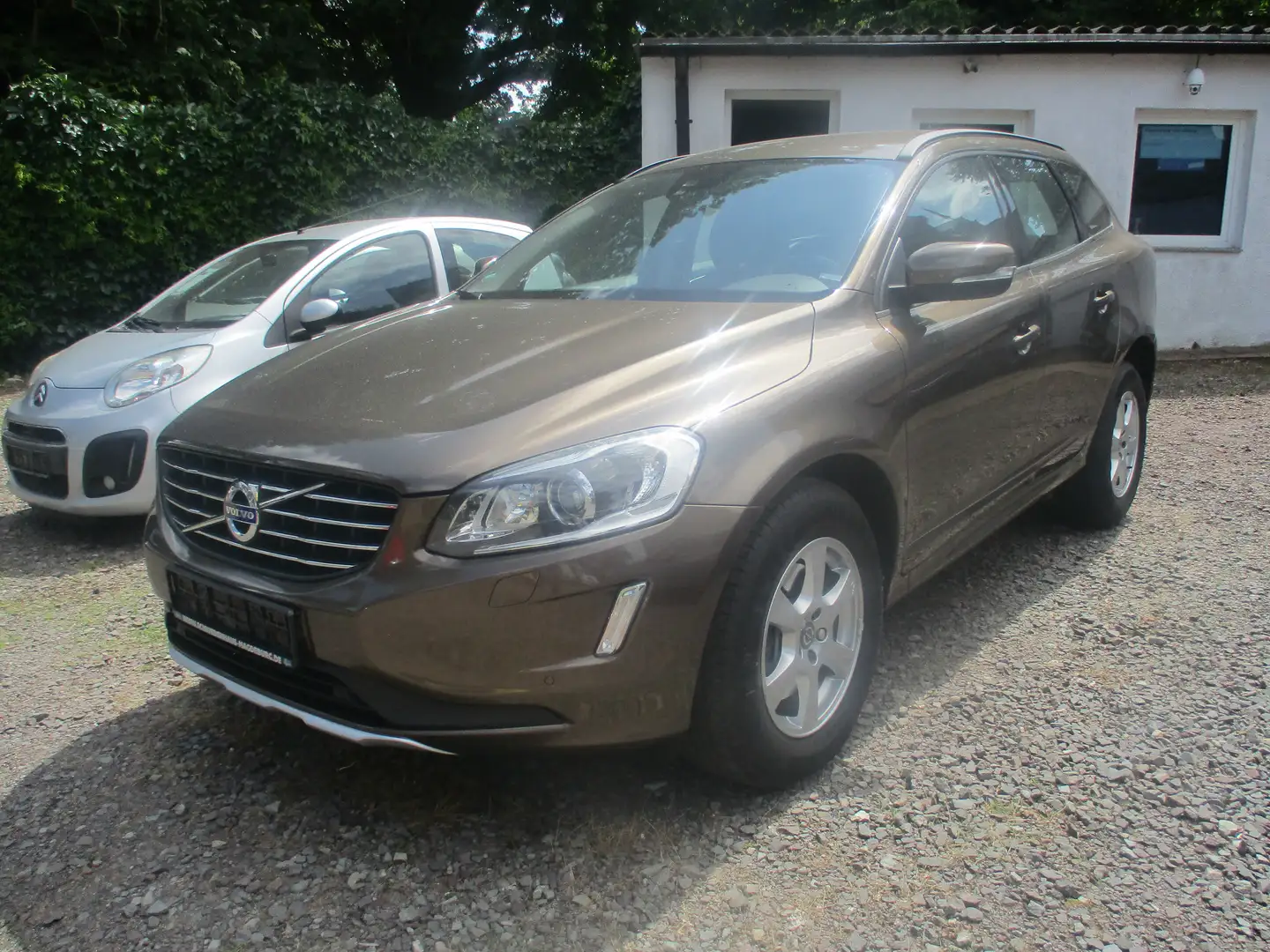 Volvo XC60 D3 Momentum, Scheckheft Braun - 1