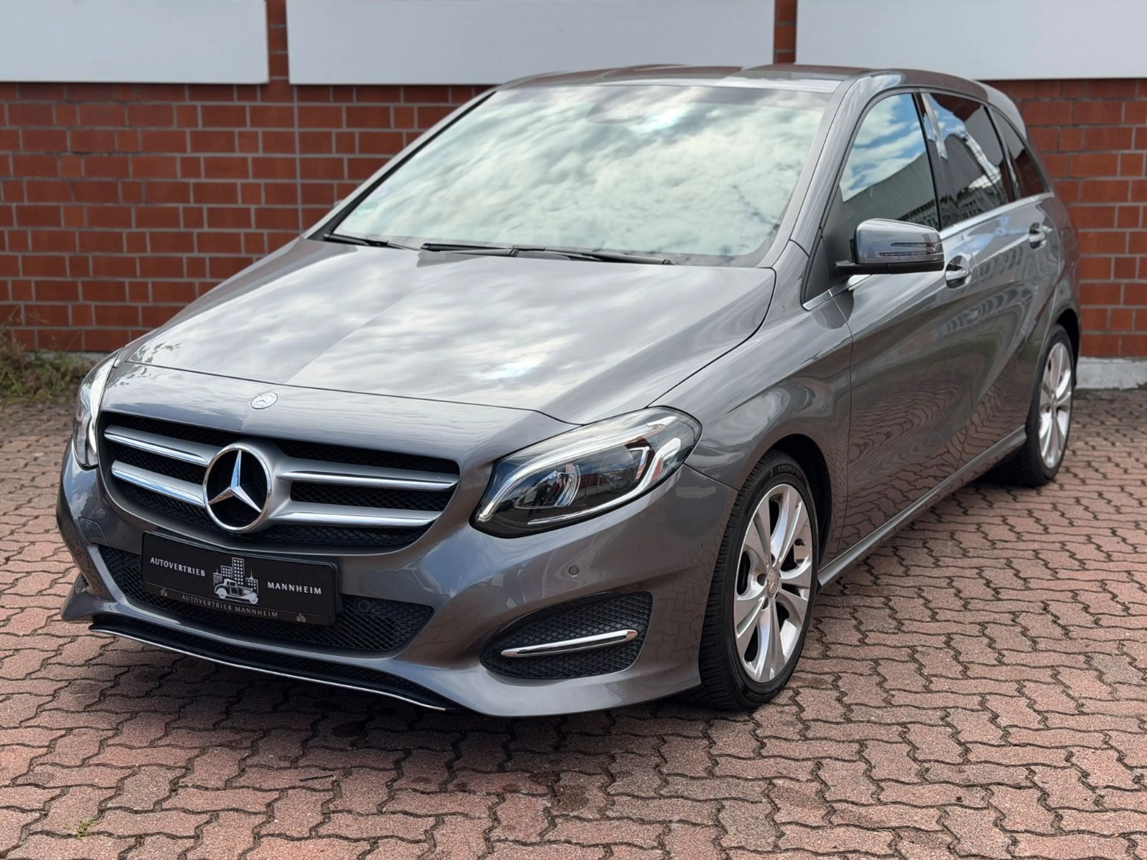 Mercedes-Benz B 200 /AHK/LEDER/MFL/PDC/SHZ/LED