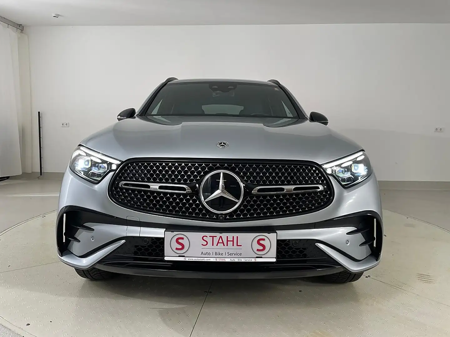 Mercedes-Benz GLC 300 de PHEV 4MATIC Osterreich Edition Aut. | Stahl ... Silber - 2