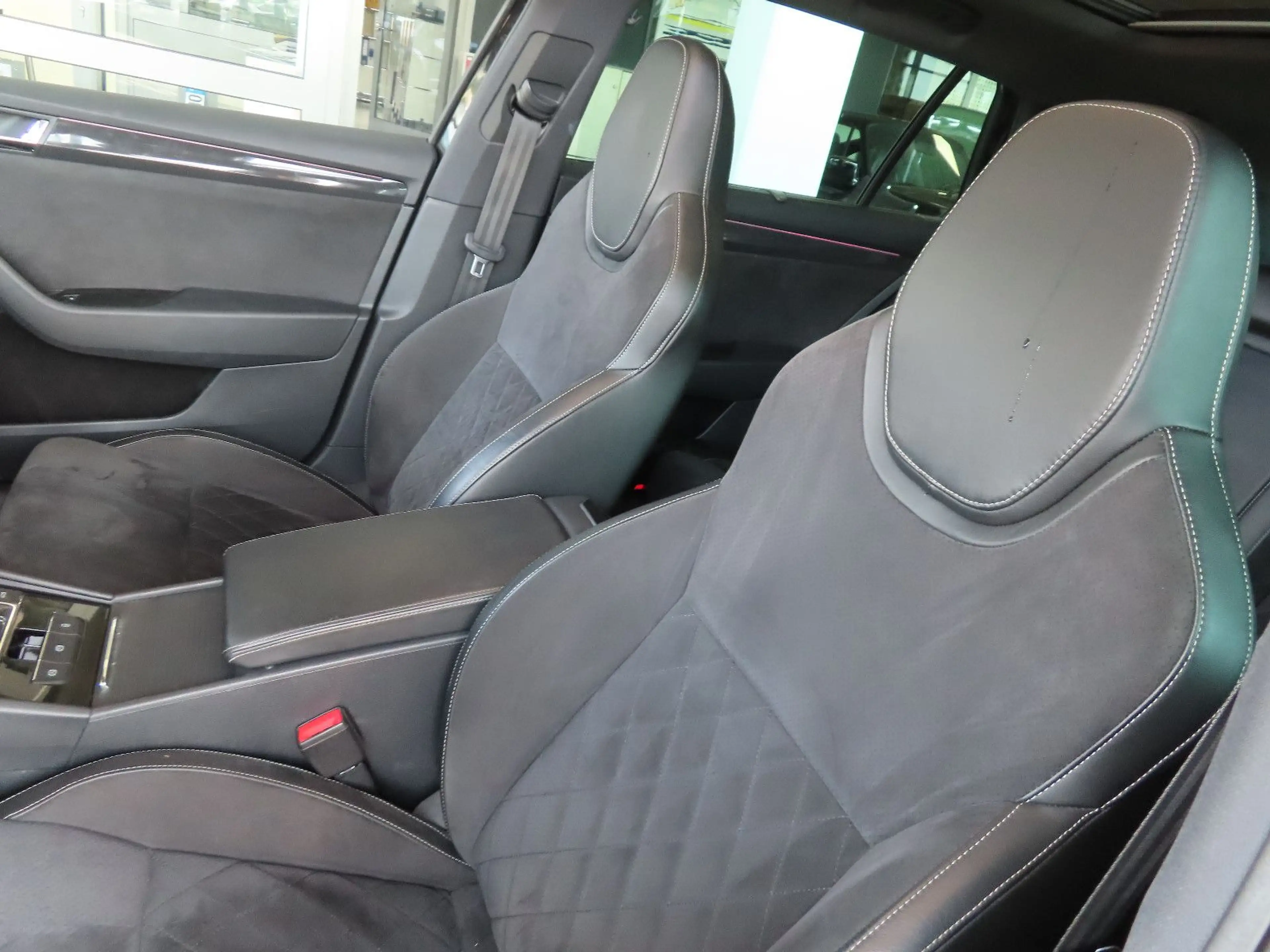 Skoda Superb Combi Sportline 4x4 MEGA VOLL — photo 10