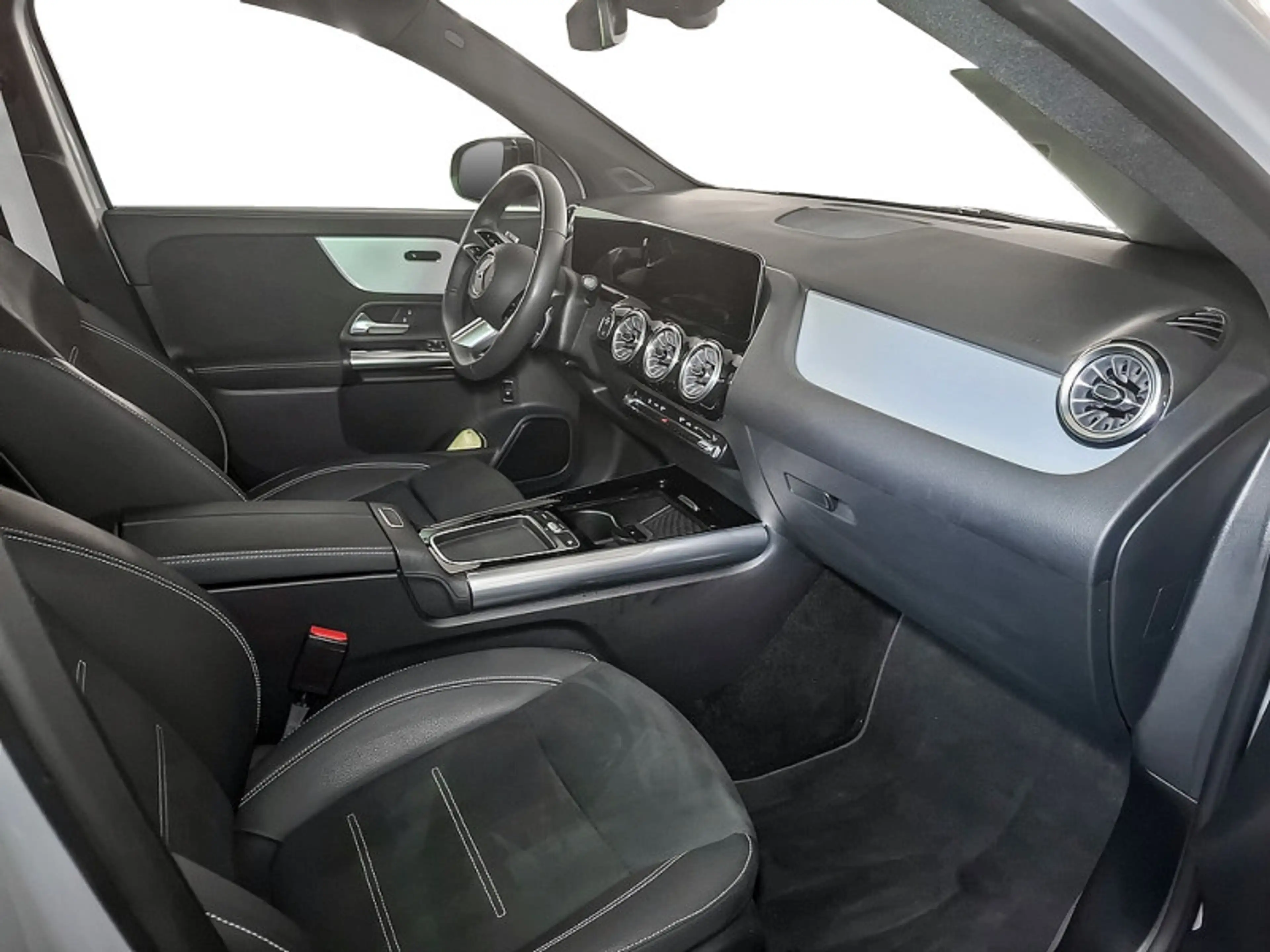 Mercedes-Benz GLA 200 d | AMG NIGHT AHK DISTR KAMERA PANO SPUR — photo 7