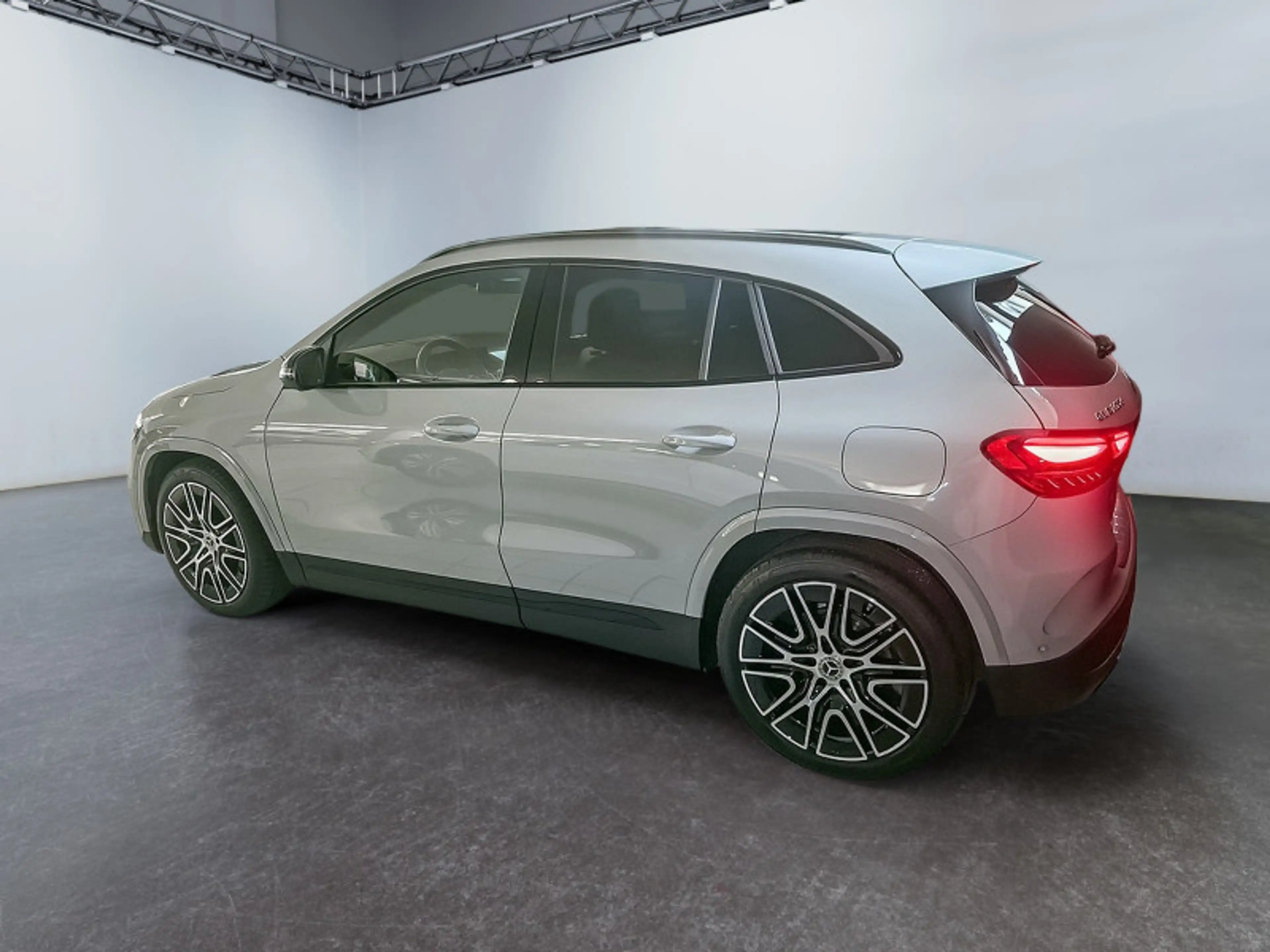Mercedes-Benz GLA 200 d | AMG NIGHT AHK DISTR KAMERA PANO SPUR — photo 6