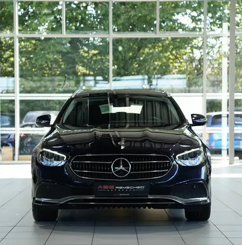 Mercedes-Benz 220 view 3