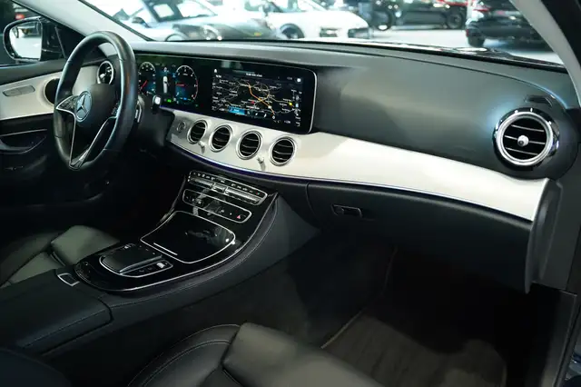Mercedes-Benz 220 view 13